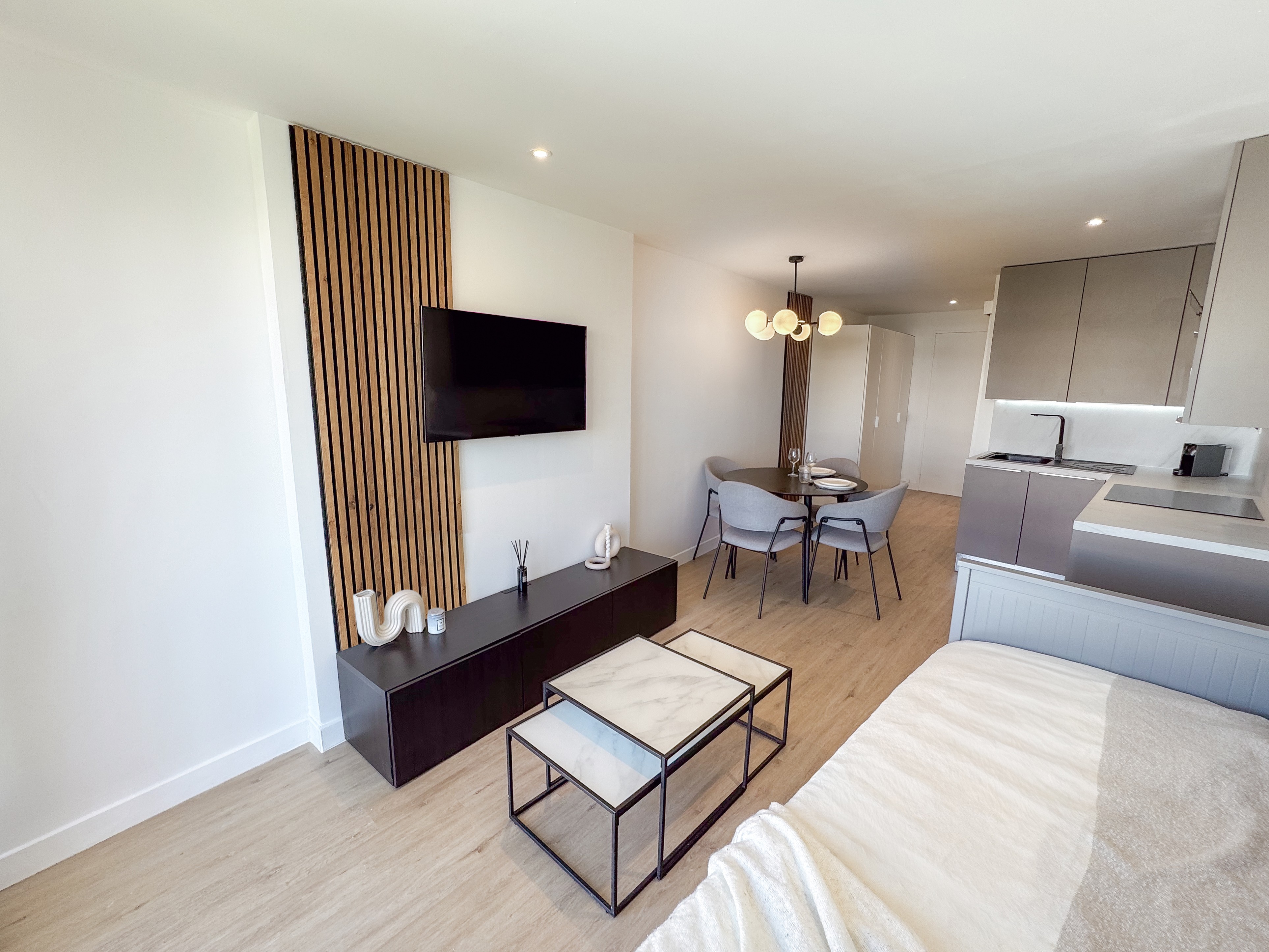 Salon moderne studio Dolce Resort avec TV murale