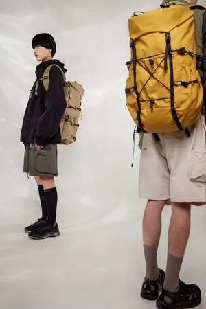 Dans le lookbook de la marque Danoise Another Aspect, le mannequin porte un costume gris et une chemise blanche
