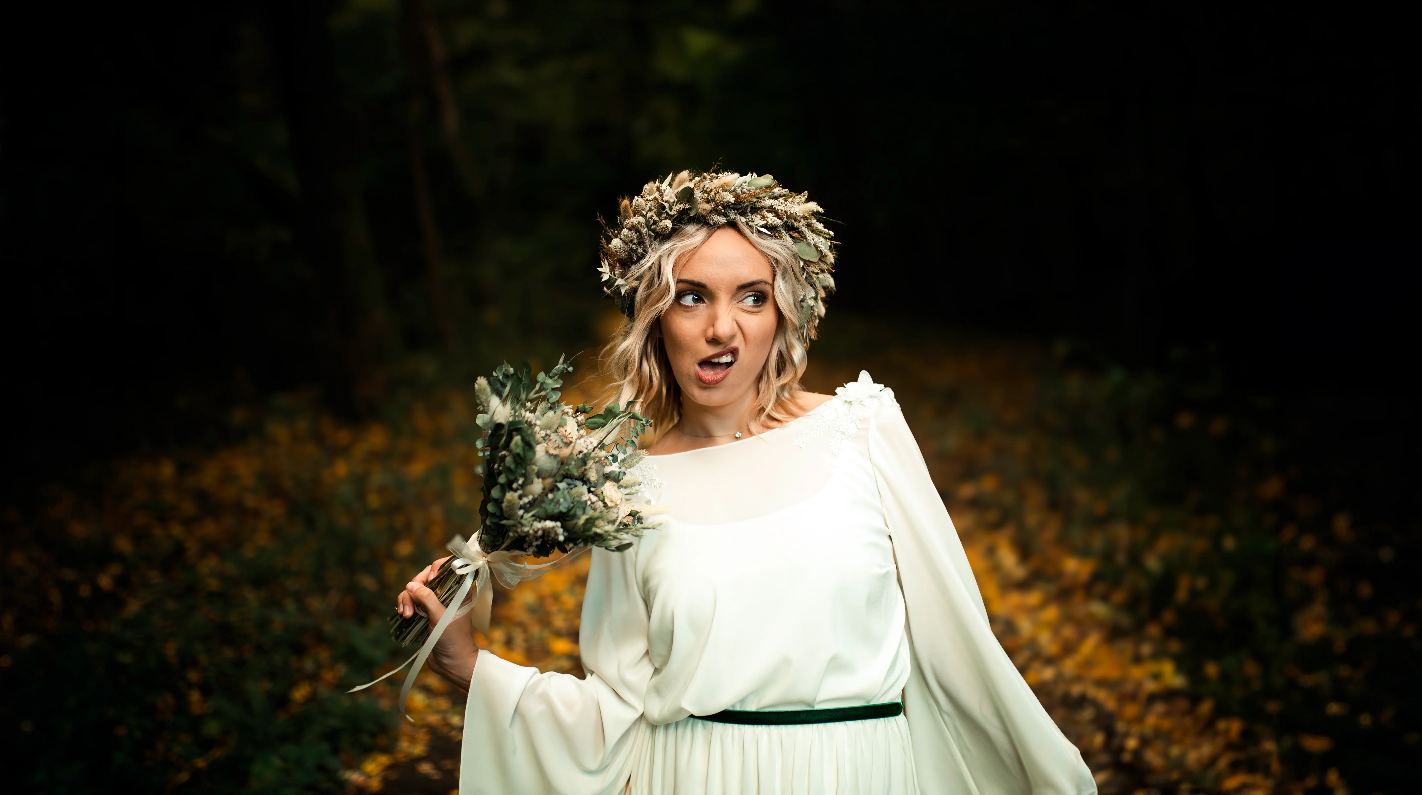 Vidám bohém menyasszony oldottan pózol - hogyan érezd kényelmesen magad fotózáson organicstory.hu blog