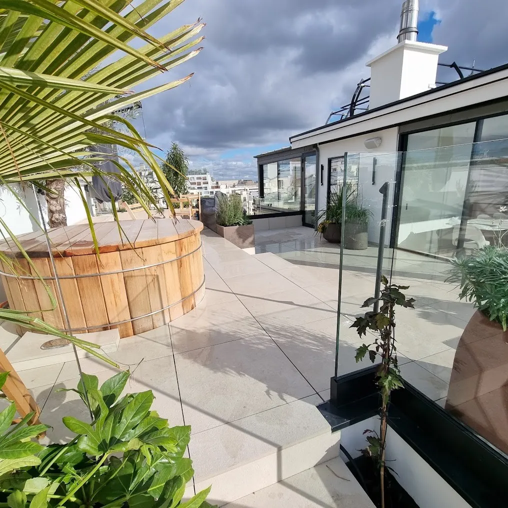 RED France, spécialiste de l'étanchéité de toiture-terrasse et de la pose de dalles sur plots en Île-de-France (75, 92, 93, 94, 78). Devis gratuit 24h.