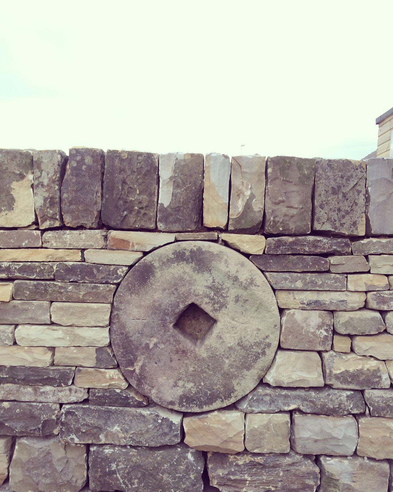 Trockenmauerkunstwerk von Noble Stonework