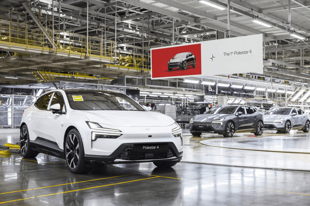 Polestar 4 en cours de production en usine, vue avant d’un SUV électrique sur chaîne d’assemblage