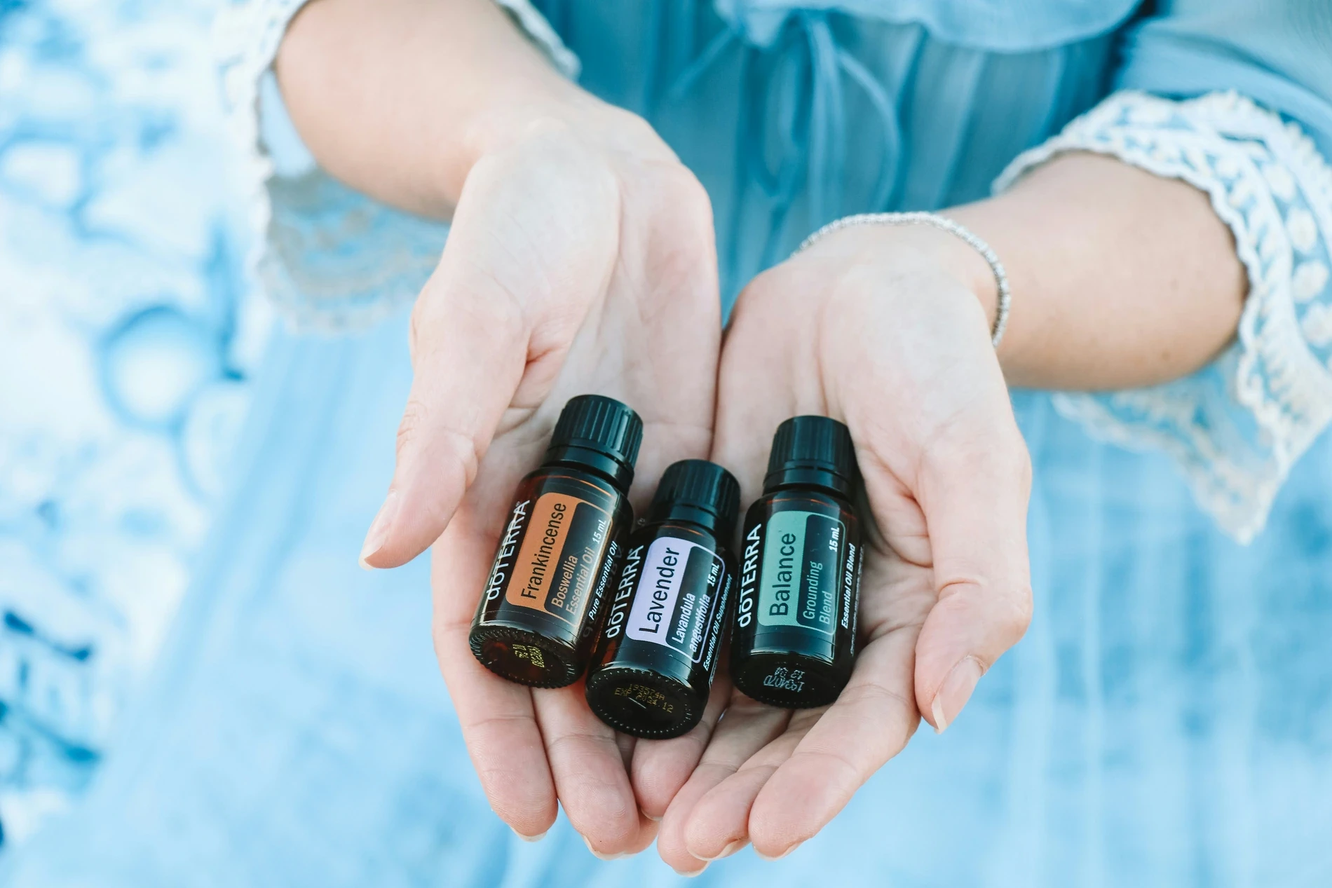 Oli Essenziali dōTERRA e mani che curano