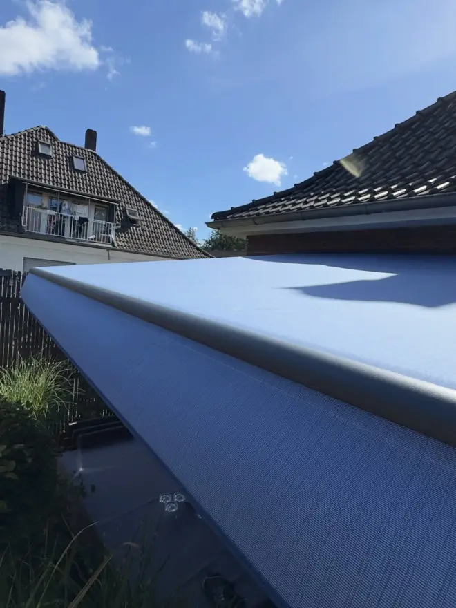 Instagram-Beitrag: Gelenkarmmarkise mit Dach auf einem Balkon