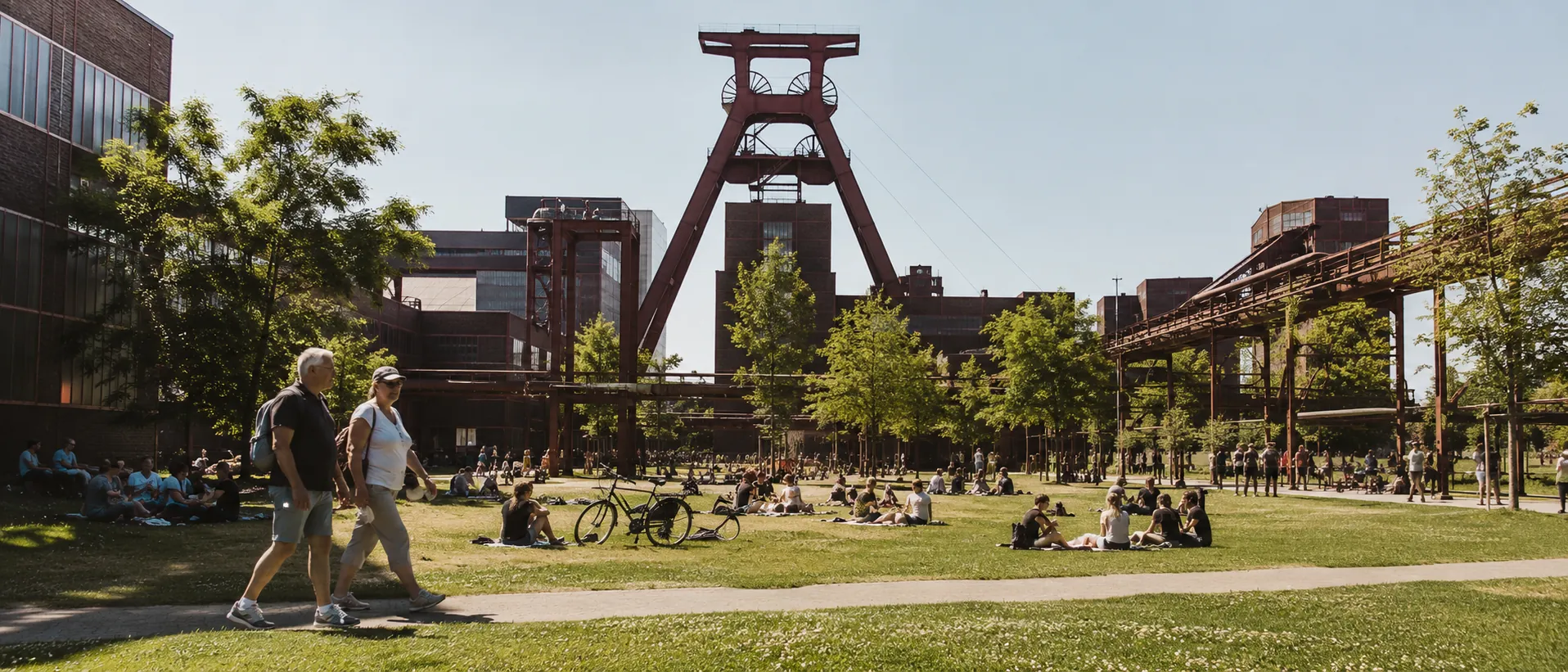 Zollverein im Ruhrgebiet mit Förderturm, Parklandschaft und freundlicher Mittagsstimmung