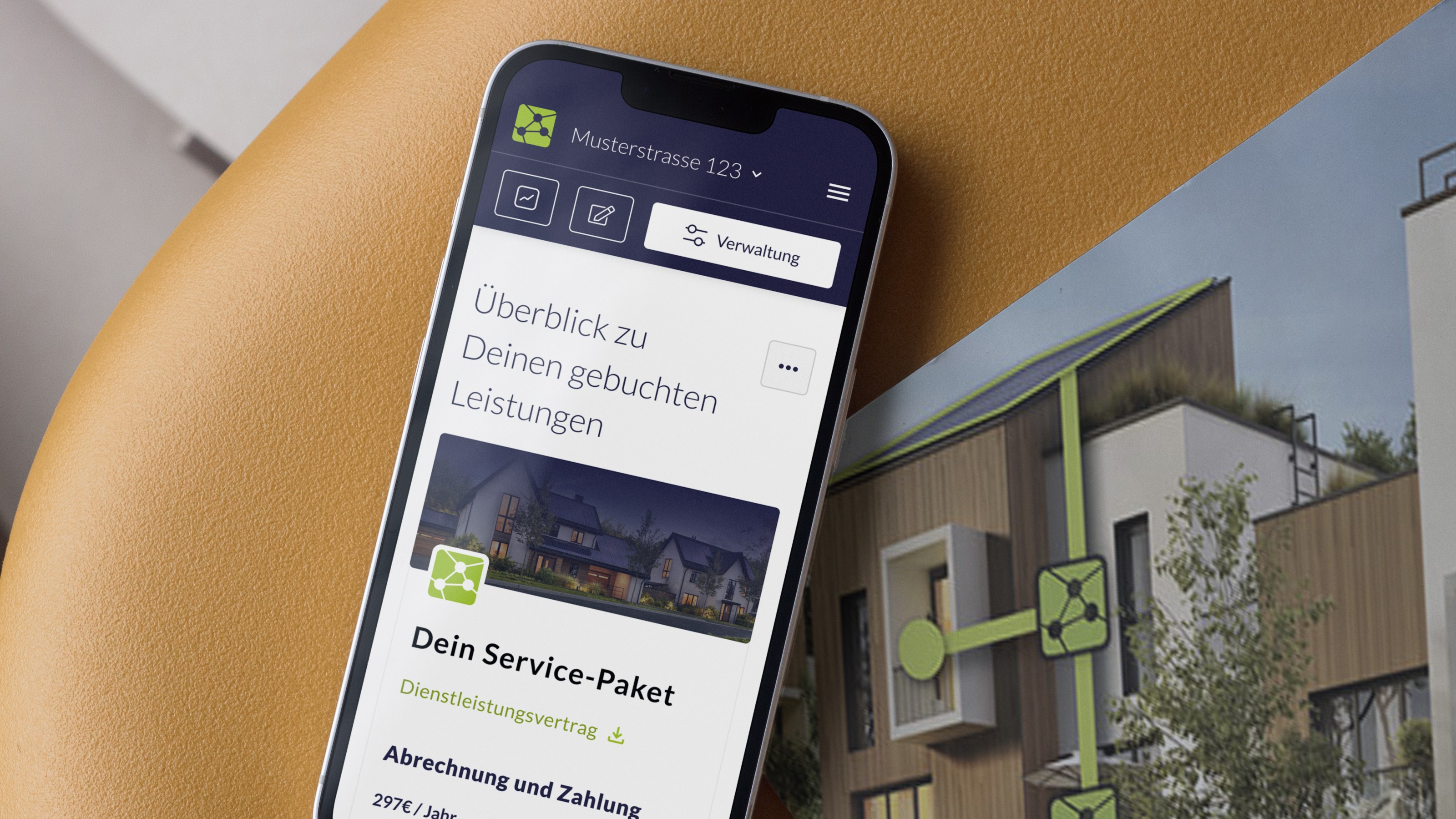 Smartphone liegt auf einem braunen Untergrund und zeigt die mobile Version einer Energieverwaltungsplattform.