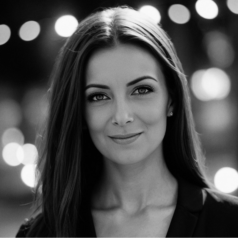 woman wearing black long-sleeved top