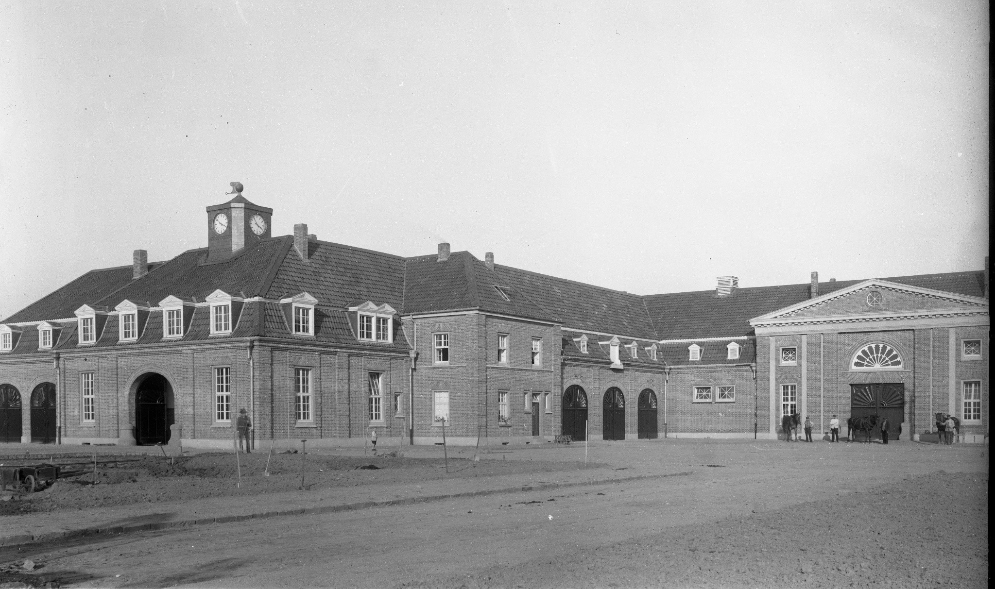 Alte Schwarz-Weiß-Aufnahme vom Schirrhof in Kamp-Lintfort: Zu sehen ist das historische Backsteingebäude auf dem Gelände, vor dem bald die Bühne des klangrevier festivals stehen wird.