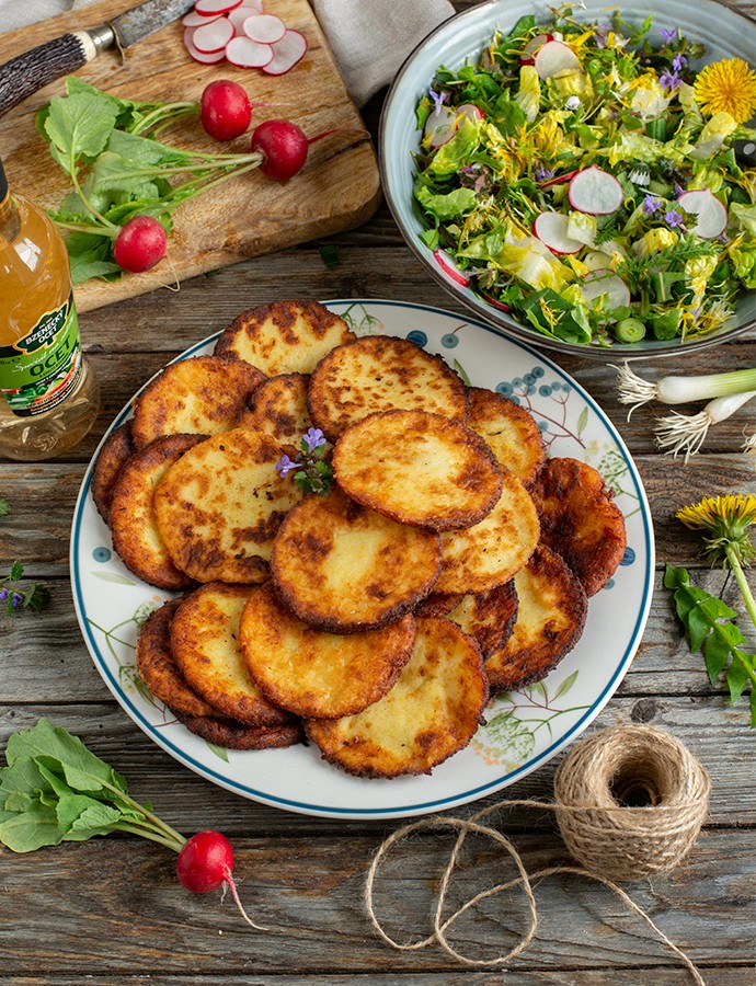 Bramborové smaženky a zeleninový salát – foto Jana Jakusová