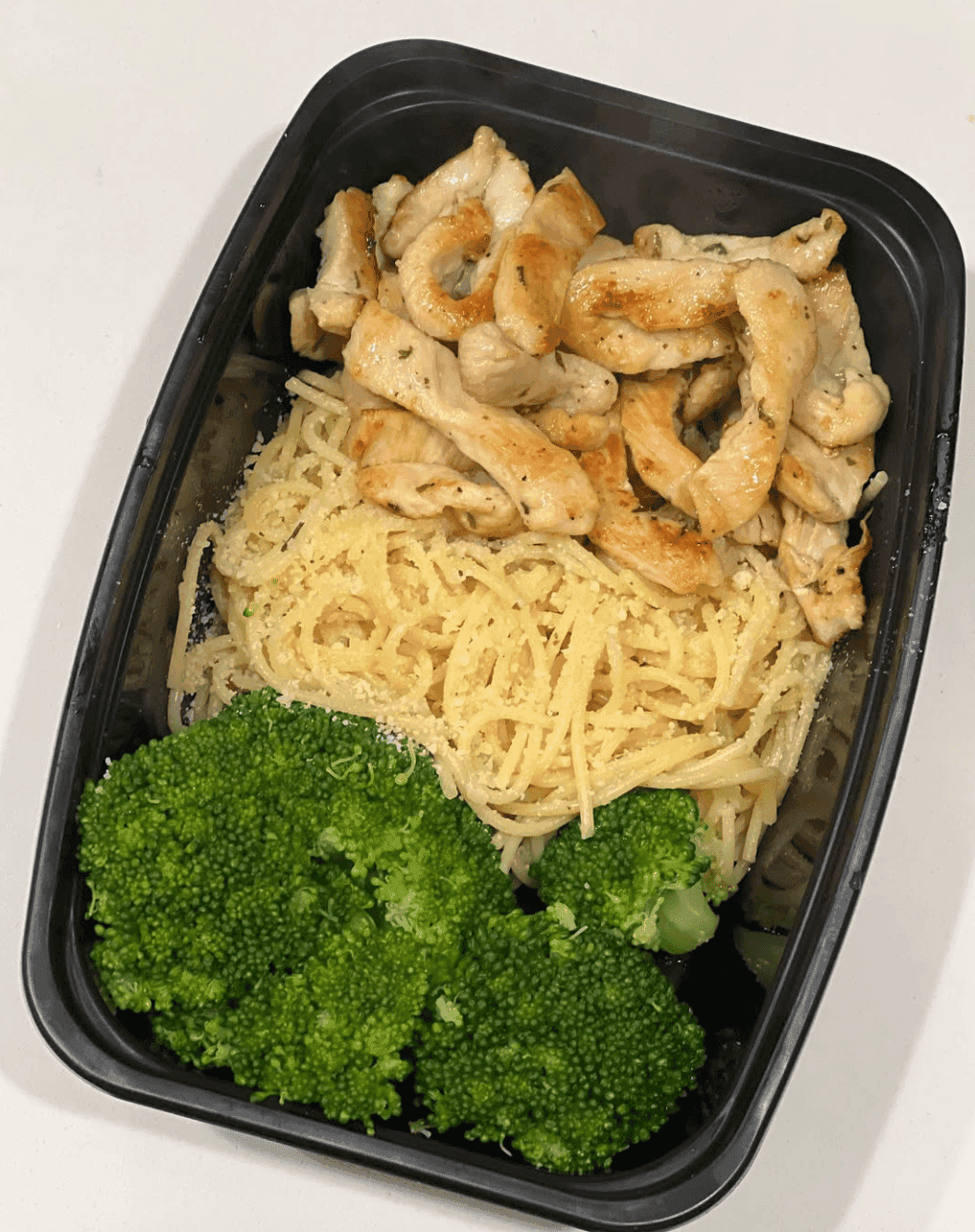 Fajitas de pollo con pasta alfredo y brócoli.