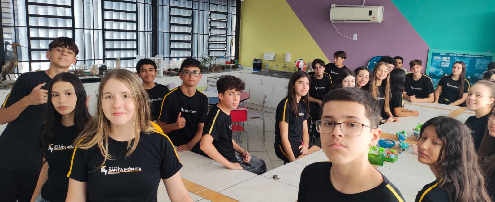 Alunos do Super 9º realizando revisão de biologia no Laboratório de Ciências