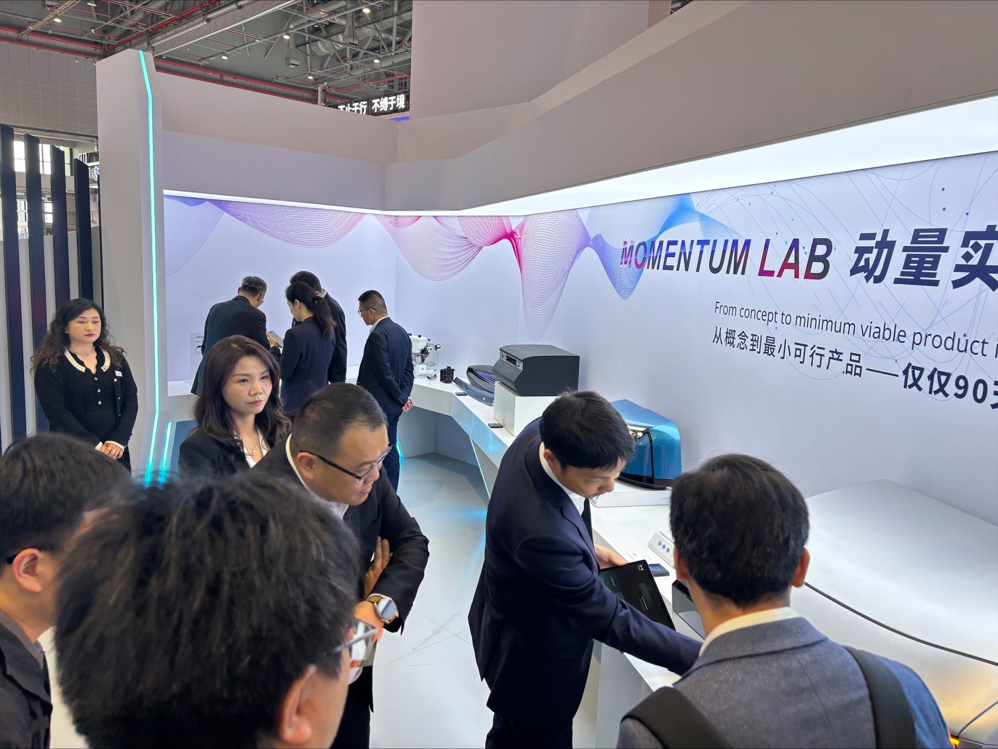 In un'altra area dello spazio espositivo, il "momentum lab", i prodotti vengono mostrati e spiegati ai visitatori.