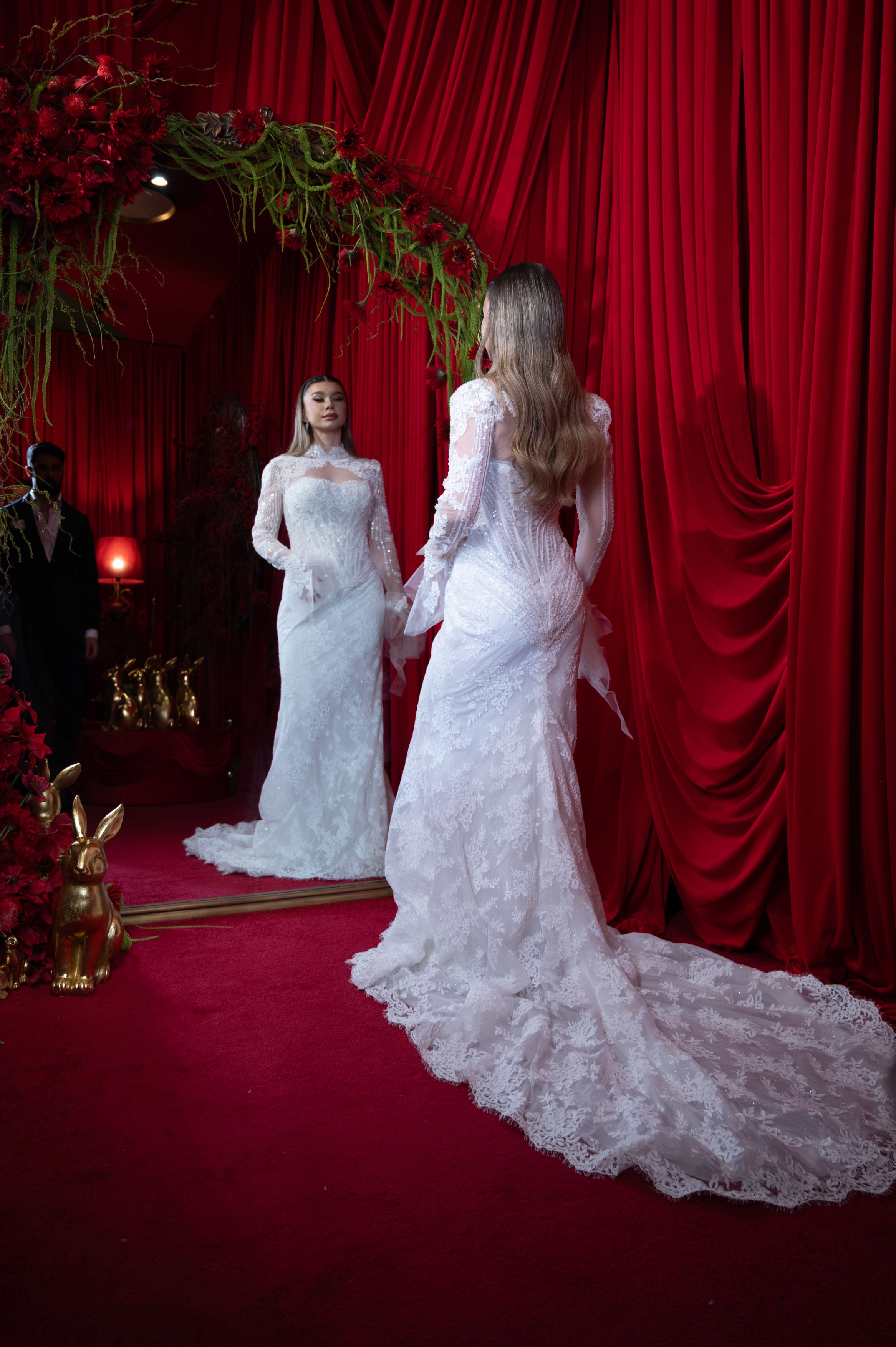 Fotografie cu mireasa uitandu-se in oglinda in ziua nuntii