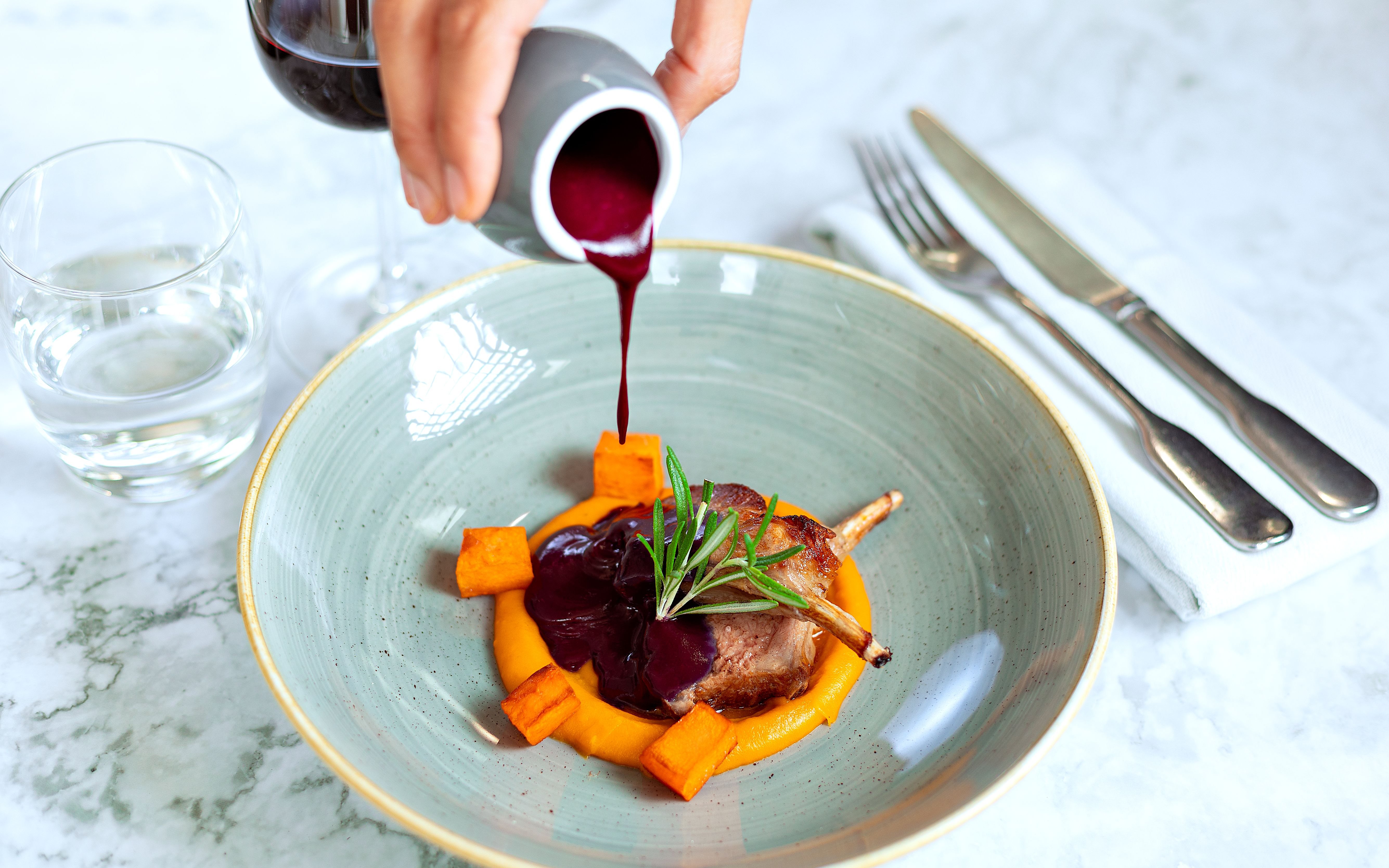 Bustronome 伦敦之旅上供应的羊肉菜肴，正淋上酱汁。