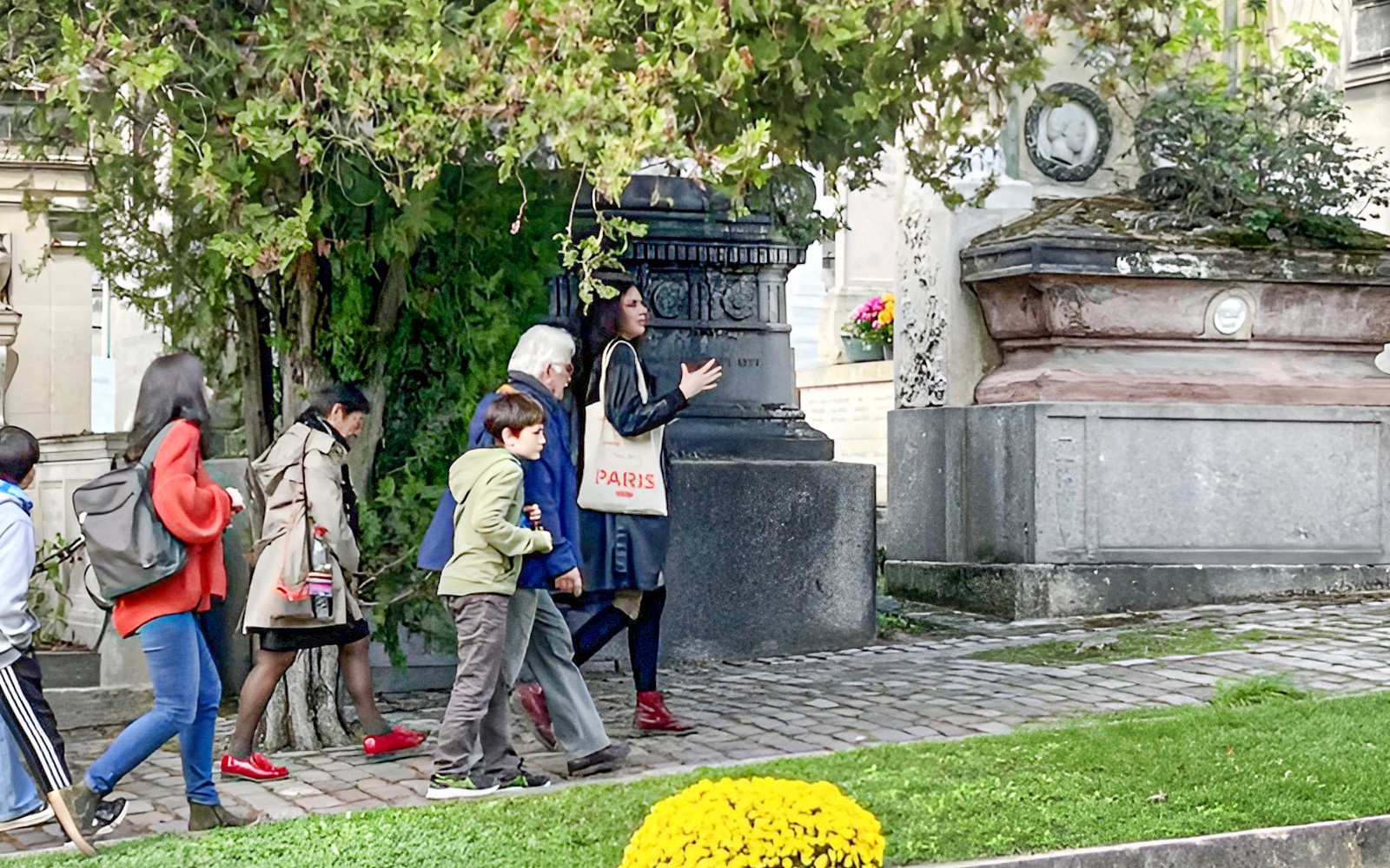 在巴黎，与导游一起参观拉雪兹公墓的团体游览。