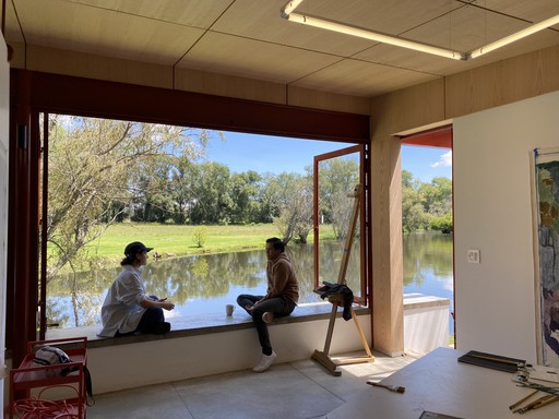 Artista trabajando en el estudio de Cobertizo con ventana al jardín, Jilotepec, México