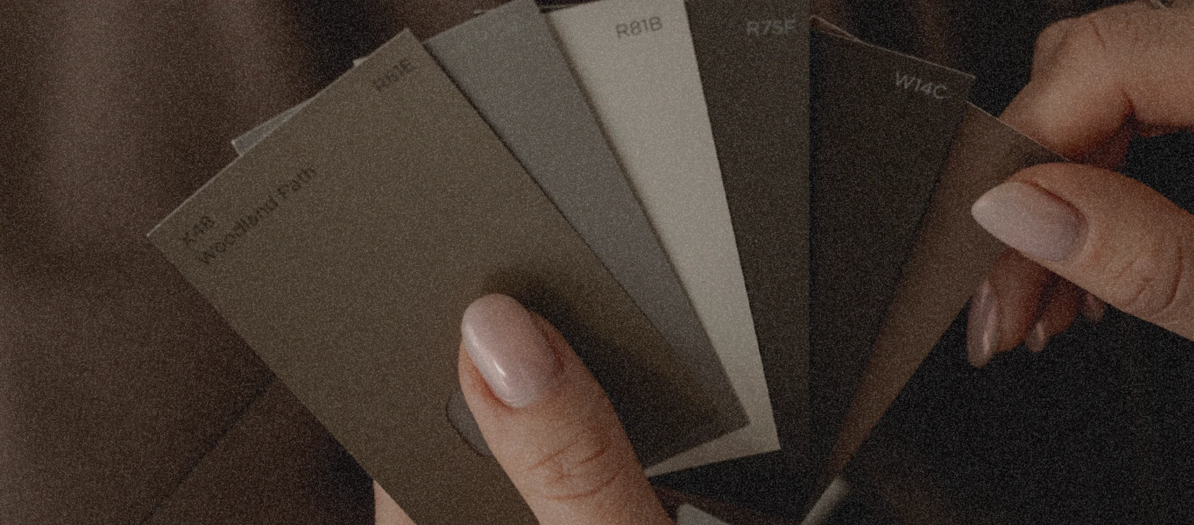 Amostras de cores em tons neutros sendo analisadas — detalhe que representa o cuidado com design autoral em projetos de site profissional da Milan Design Studio