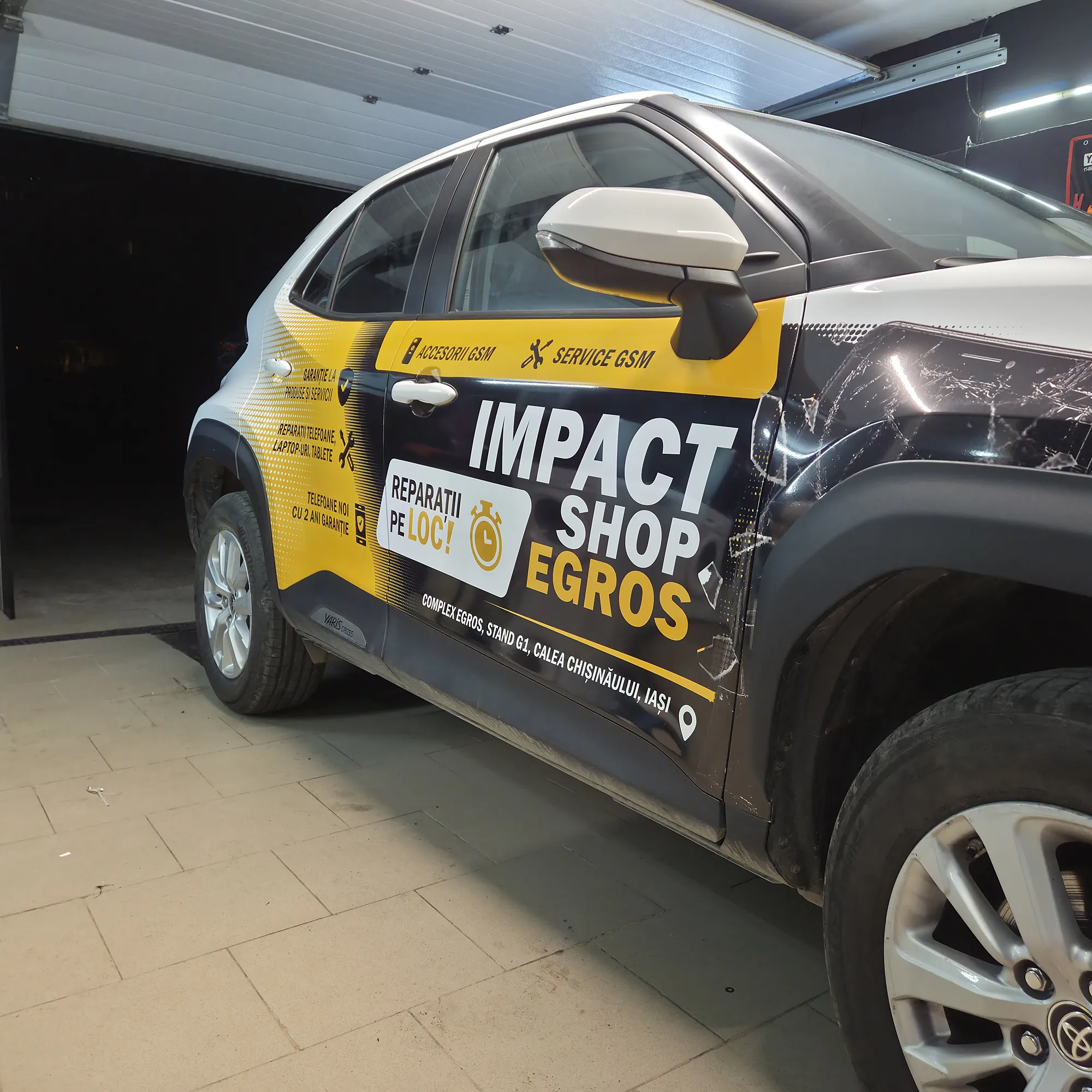 Mașină colantată Impact Shop Egros în galben și negru, vedere din față