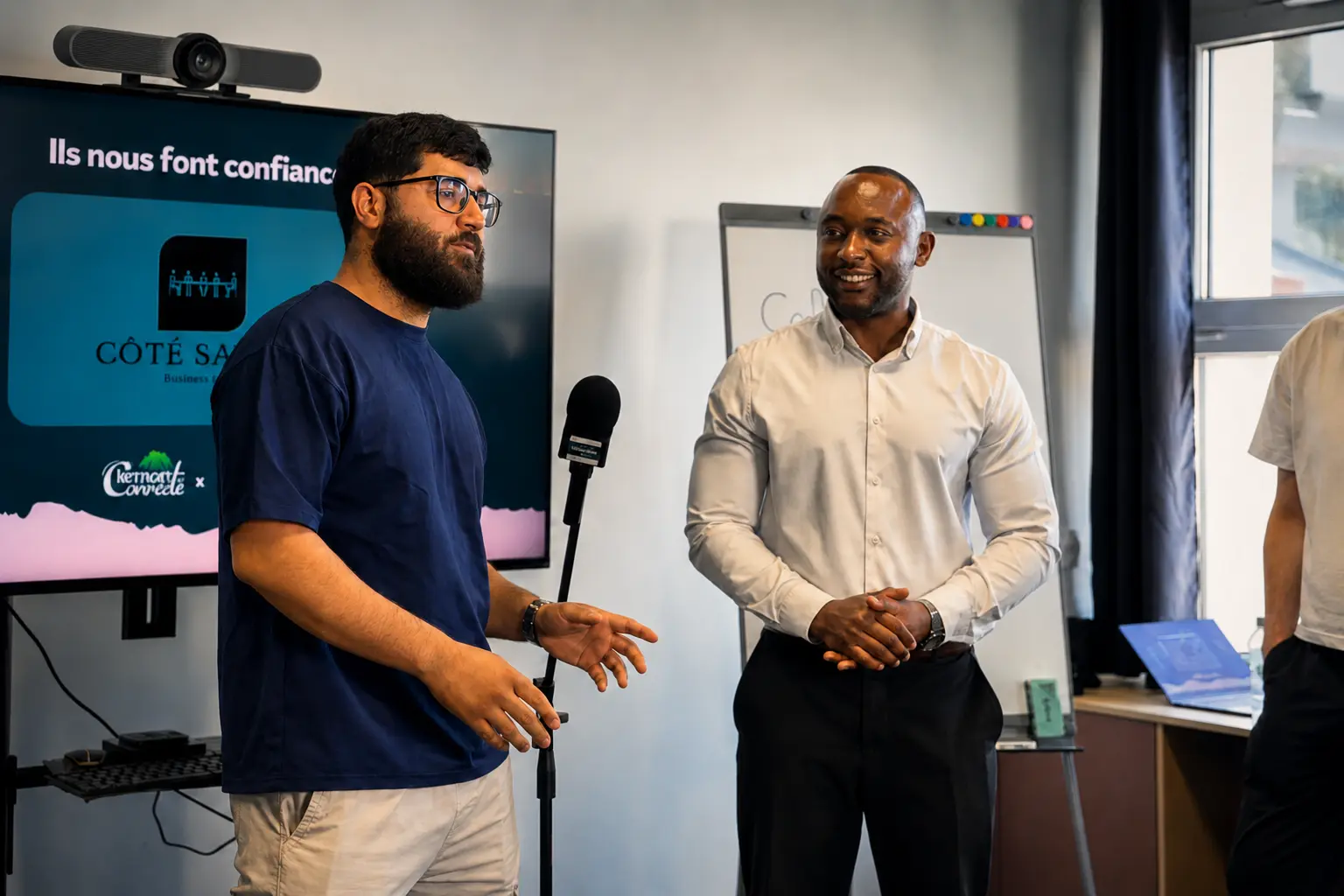 Entrepreneurs réunis lors d’une rencontre Clermont Connecté et Artiboost Présentation d’une entreprise locale pendant un événement Clermont Connecté Moment d’échange entre entrepreneurs de la communauté Clermont Connecté