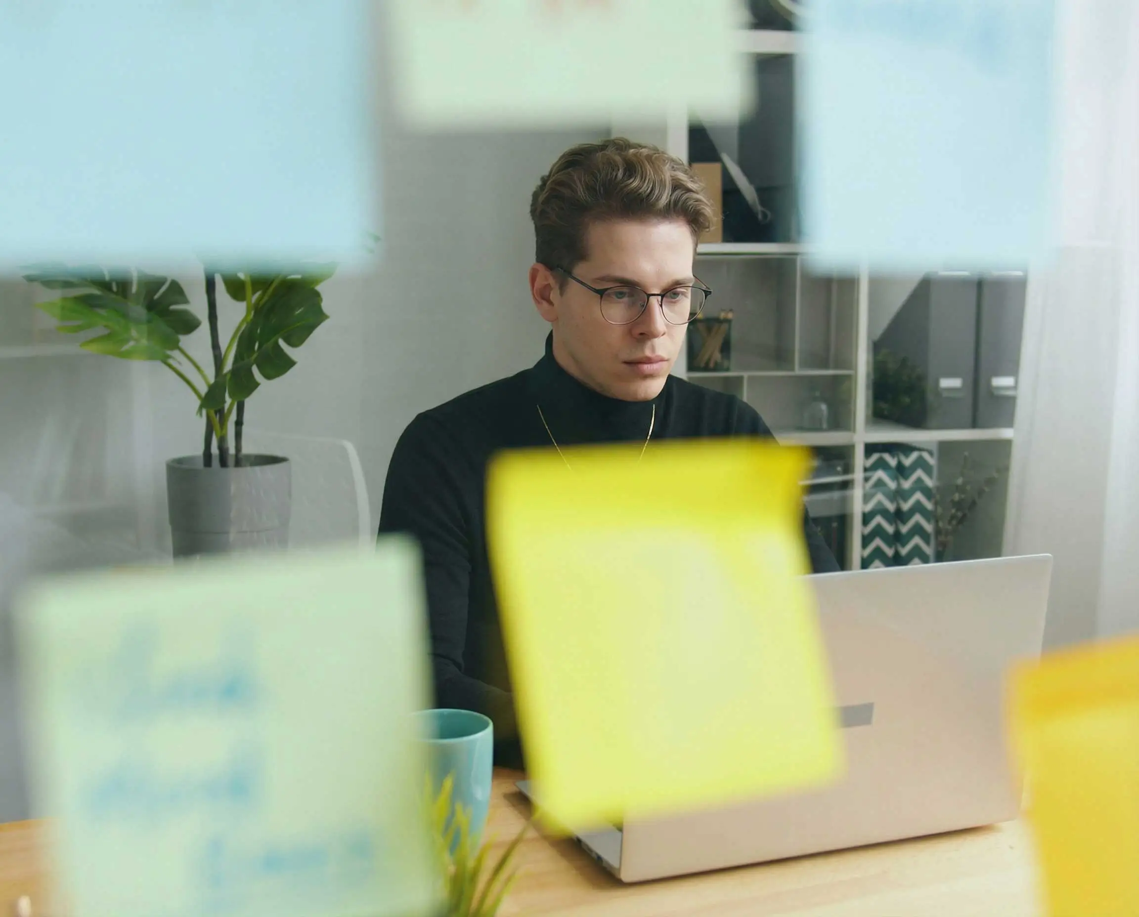 Uomo leggere rivista su una poltrona