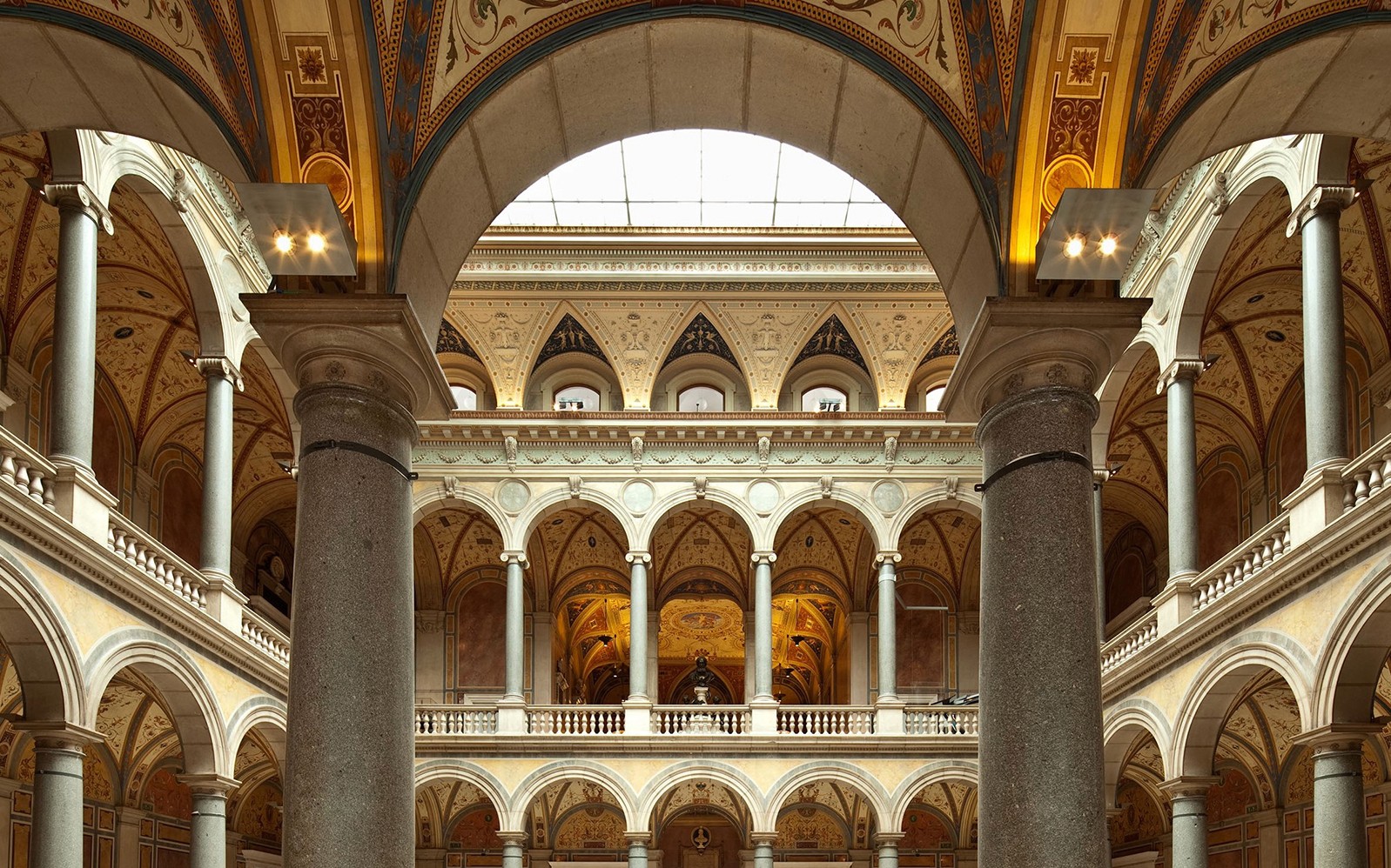 Interior Museum Seni Terapan MAK di Wina dengan lengkungan dan kolom yang berhias indah.