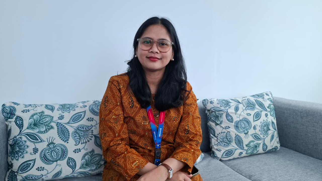 Gede Ngurah Oka Perdana melakukan kegiatan coding