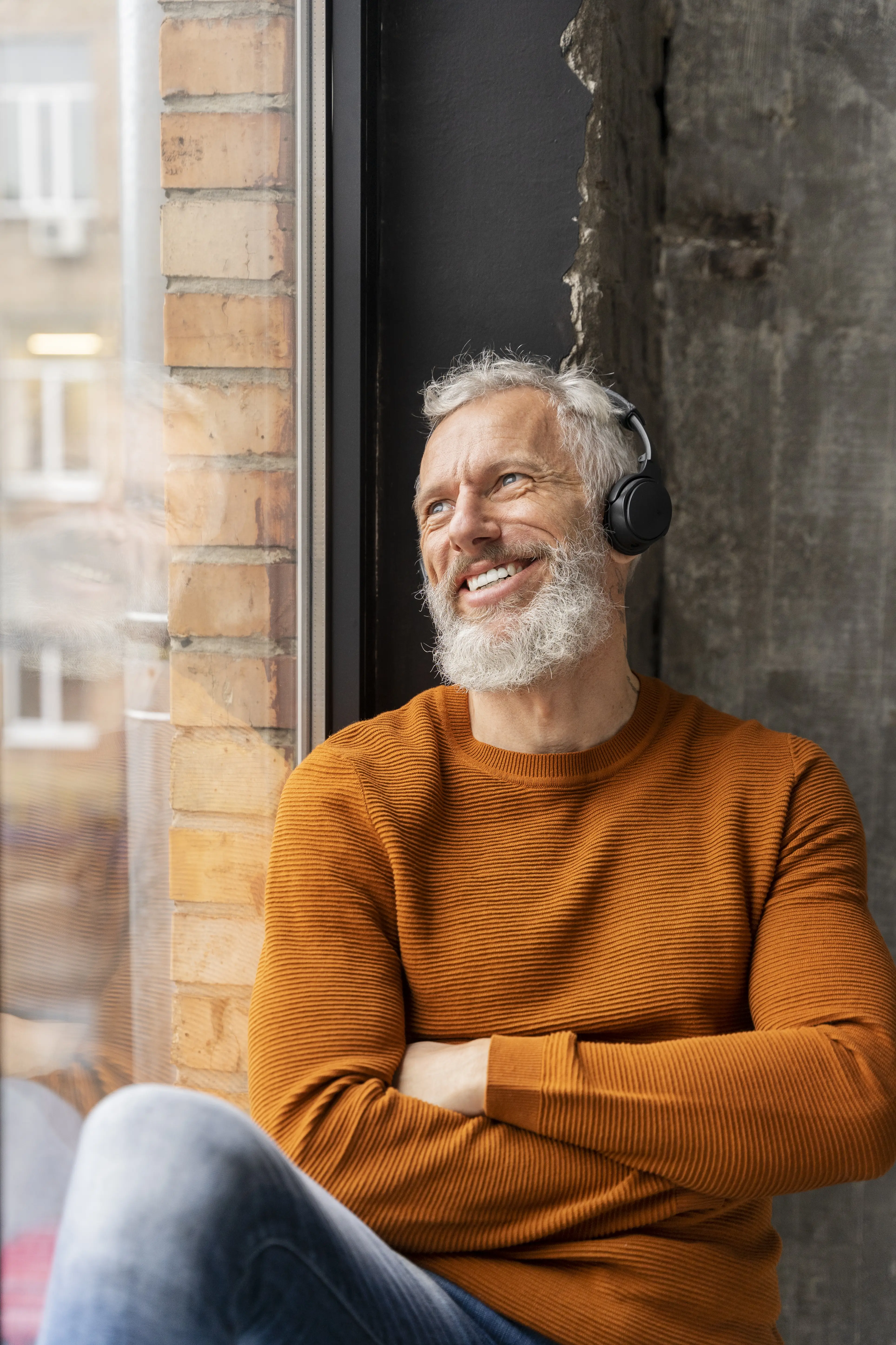 Hombre risueño pensando en La Bercianita