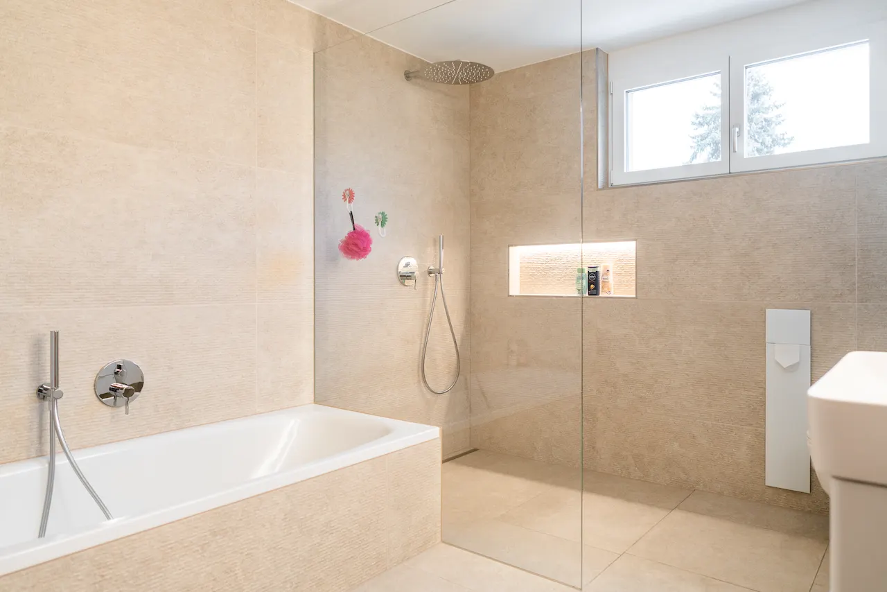 Badewanne zu einer Dusche machen