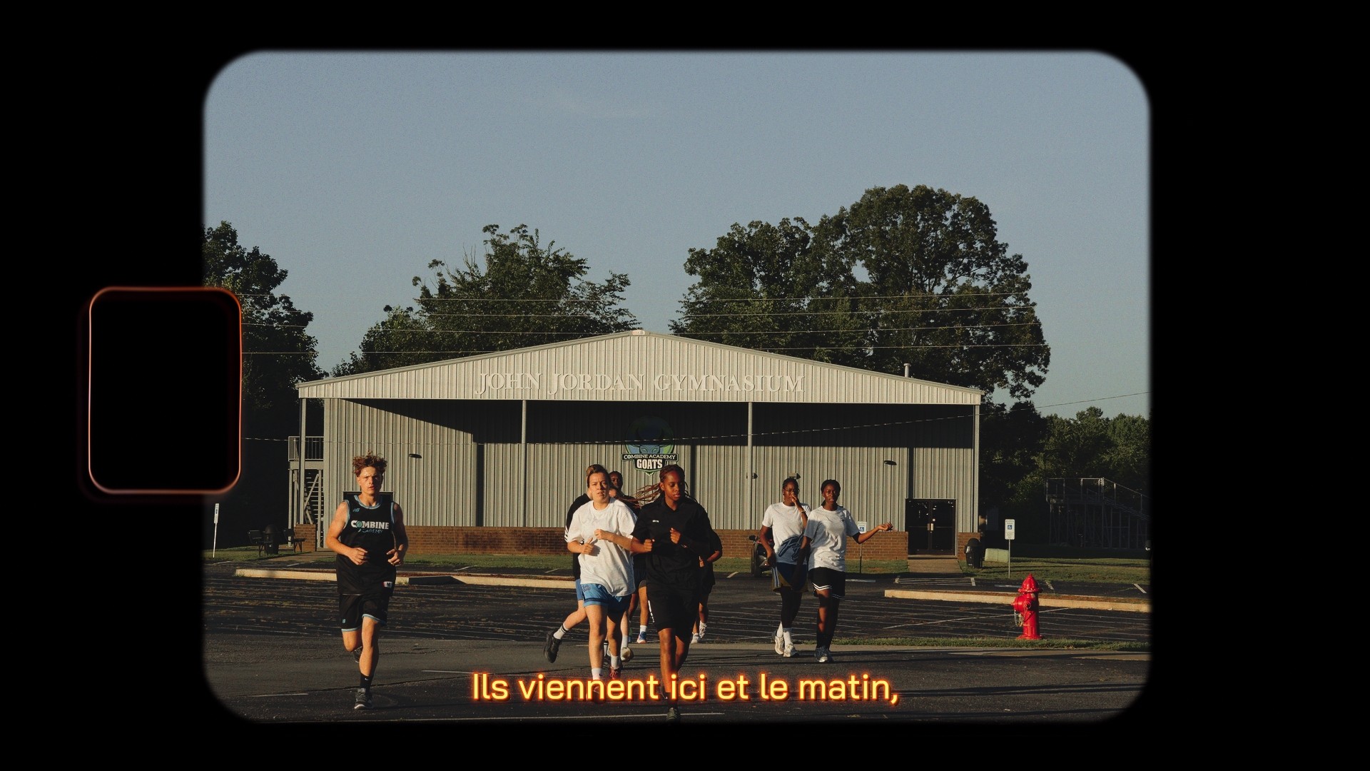Entraînement matinal en extérieur pour les participants du camp de basket aux États-Unis.