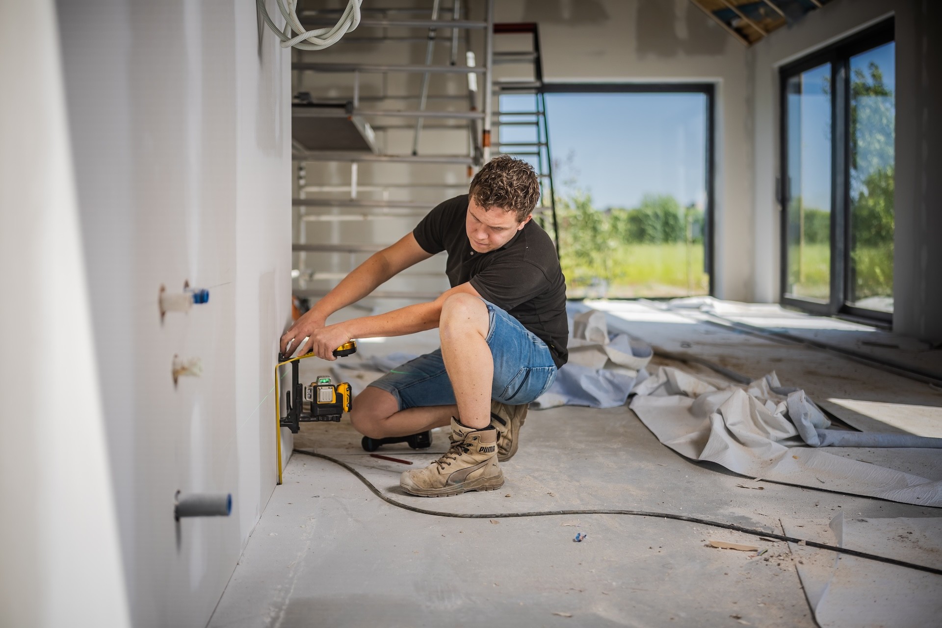 Reinard van Van Voorst Elektrotechniek sluit verlichting aan