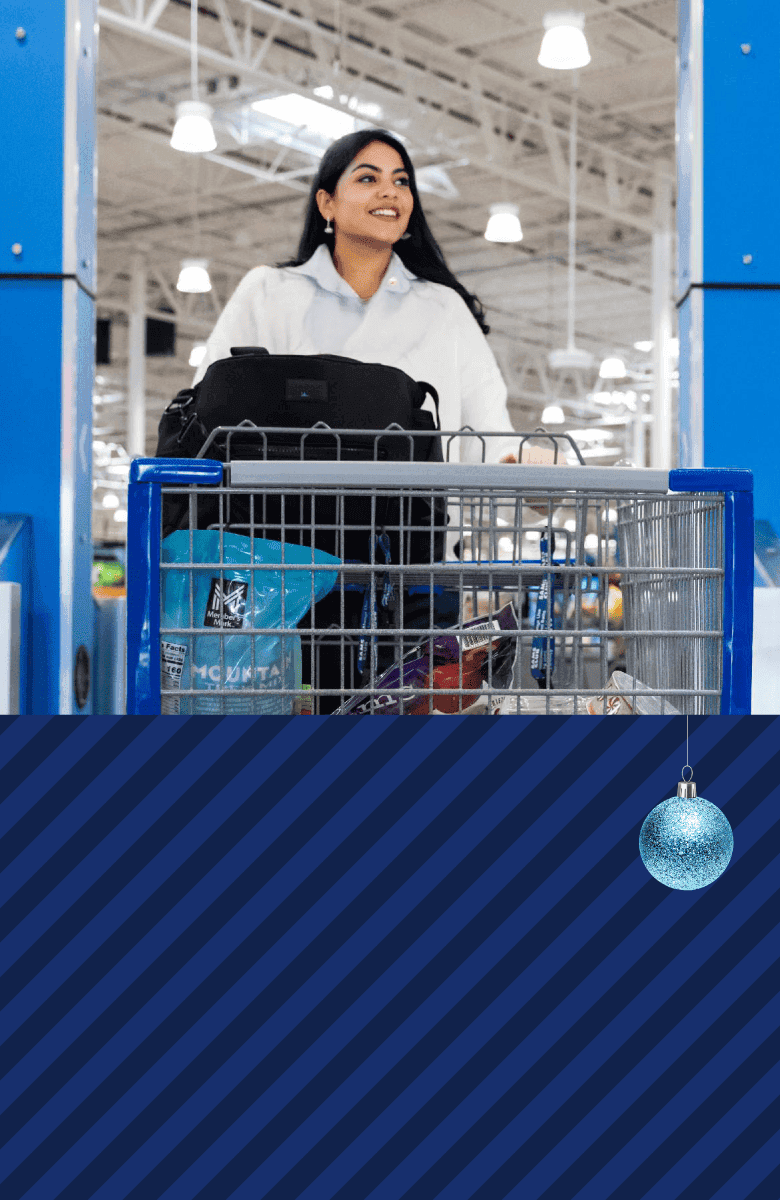 imagen de un chico joven escaneando diferentes productos con su celular para pagar con Scan & Go de Sam's Club