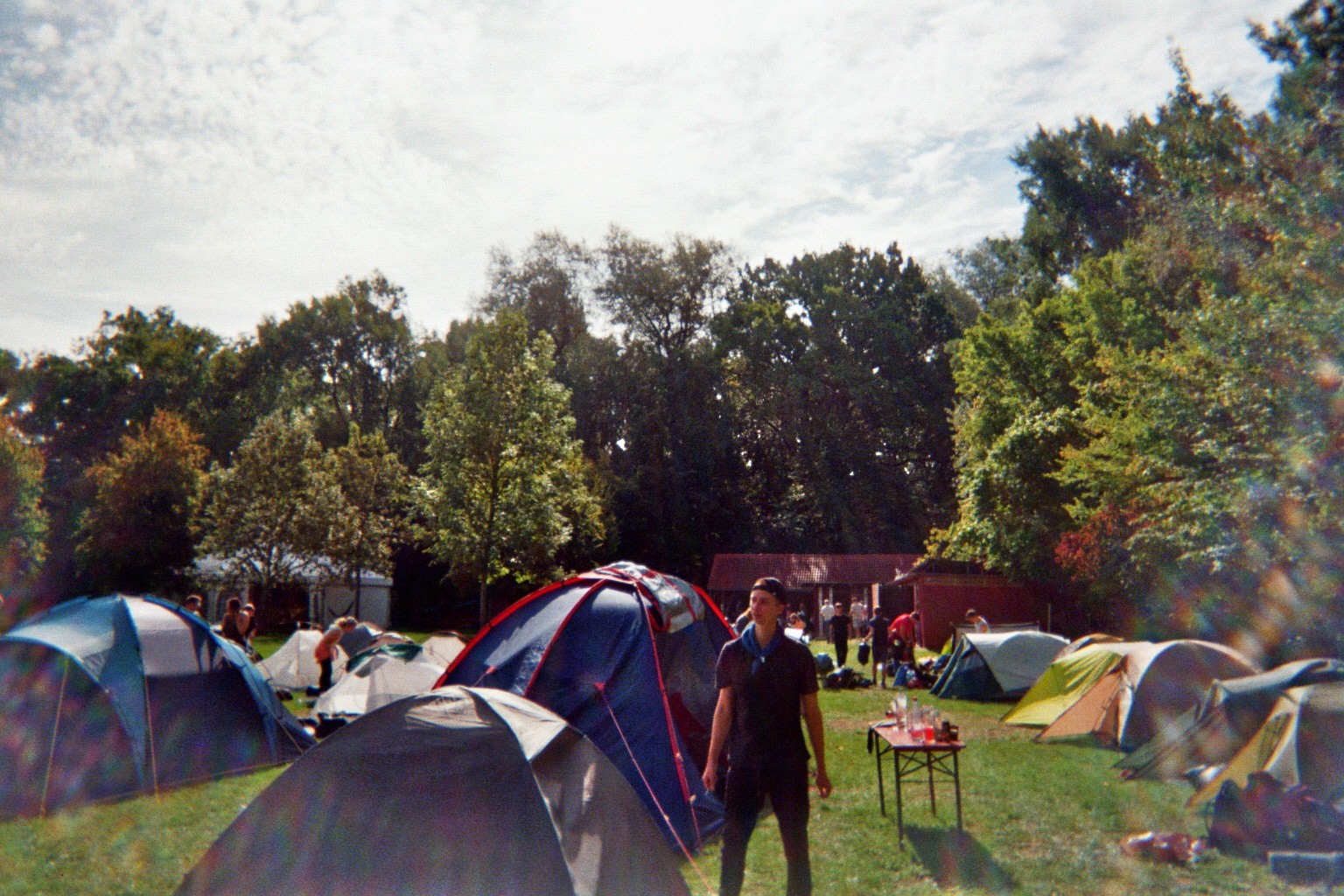 Ein mit einem Polaroid aufgenommenes Foto von dem Mann, der unter Zelten steht.