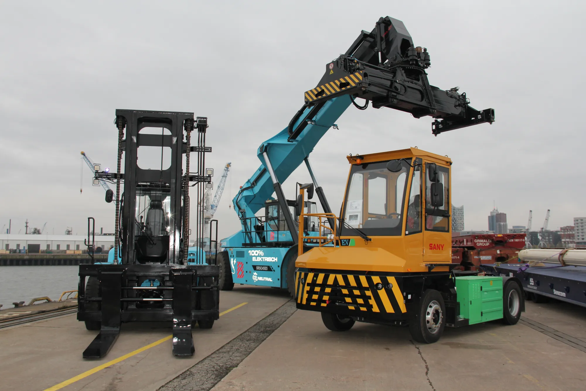 Reachstacker und Radlader am Hafen