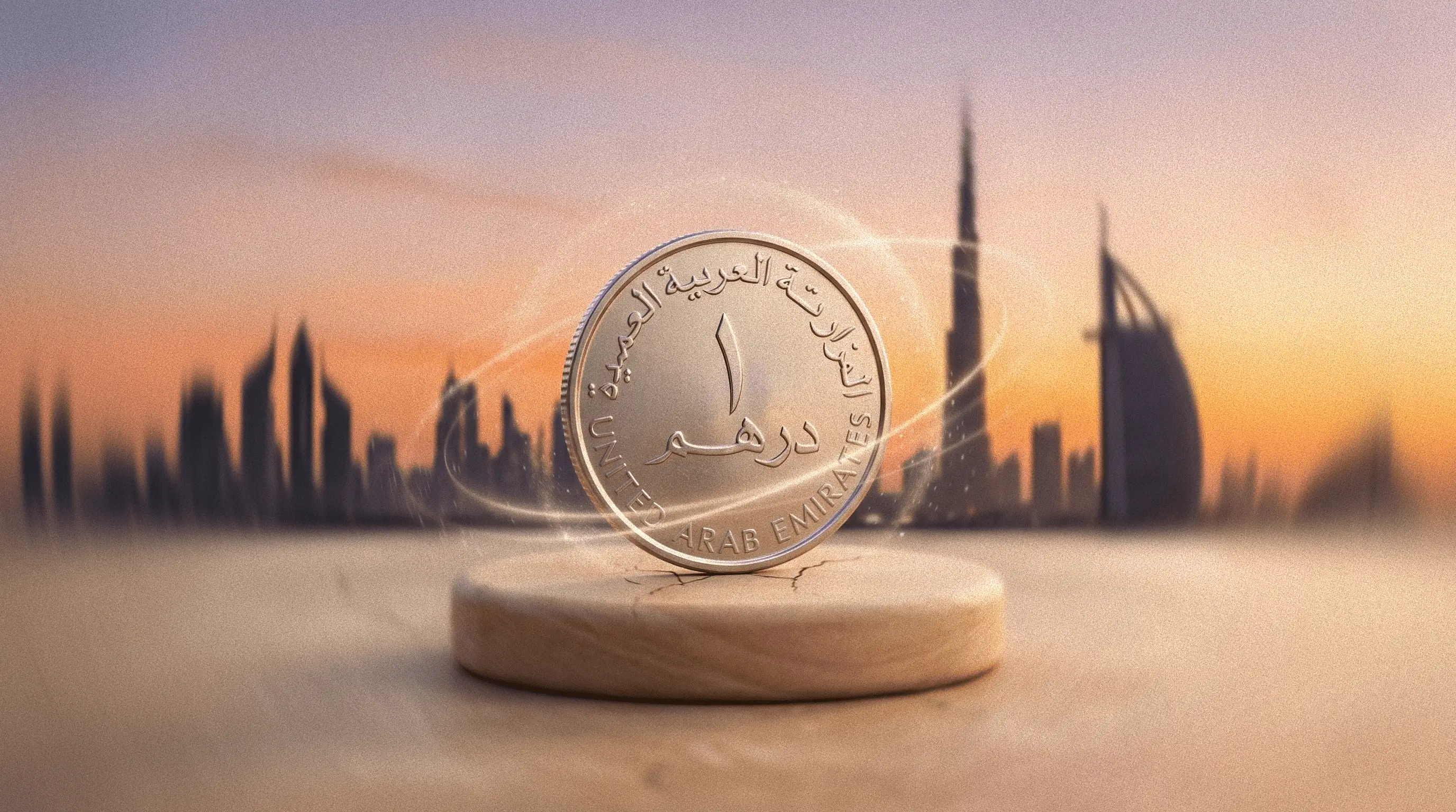 Moneda de dirham frente al skyline de Dubái al atardecer.