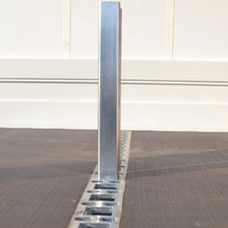 Ladefläche mit Befestigungsschienen für Baustoffe