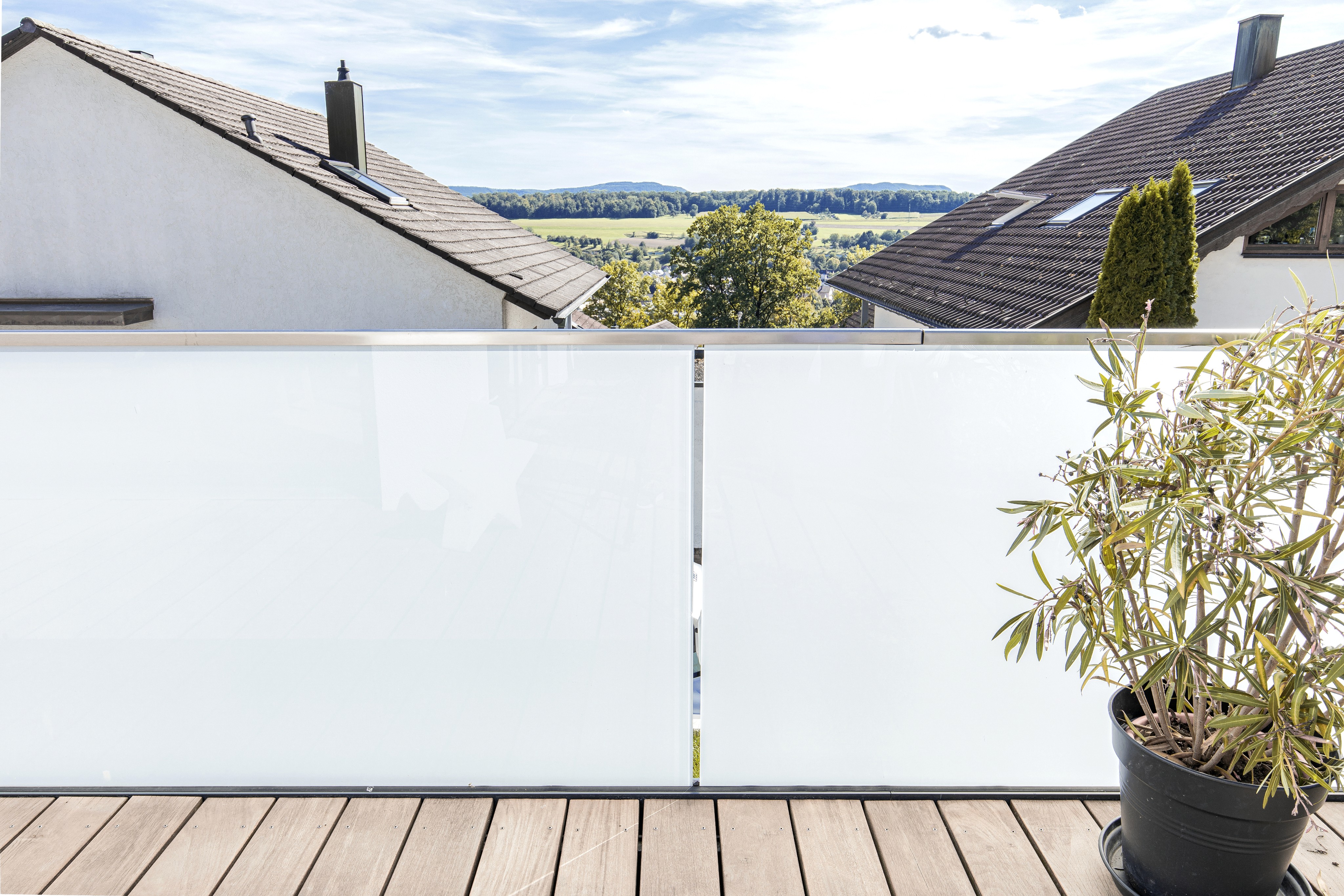 Ganzglasgeländer detail mit matter Folie
