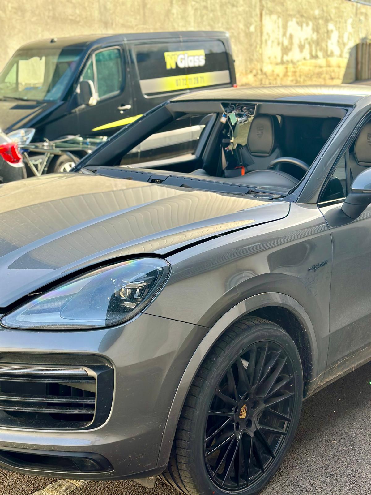 Voiture pendant le remplacement de pare-brise de N'Glass, spécialiste du remplacement de pare-brise à domicile à Voisins le Bretonneux