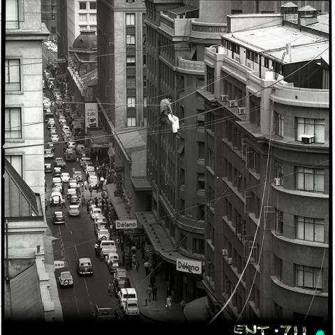Hombre cruzando al edificio CORFO, desde el aire, sobre la calle Moneda.