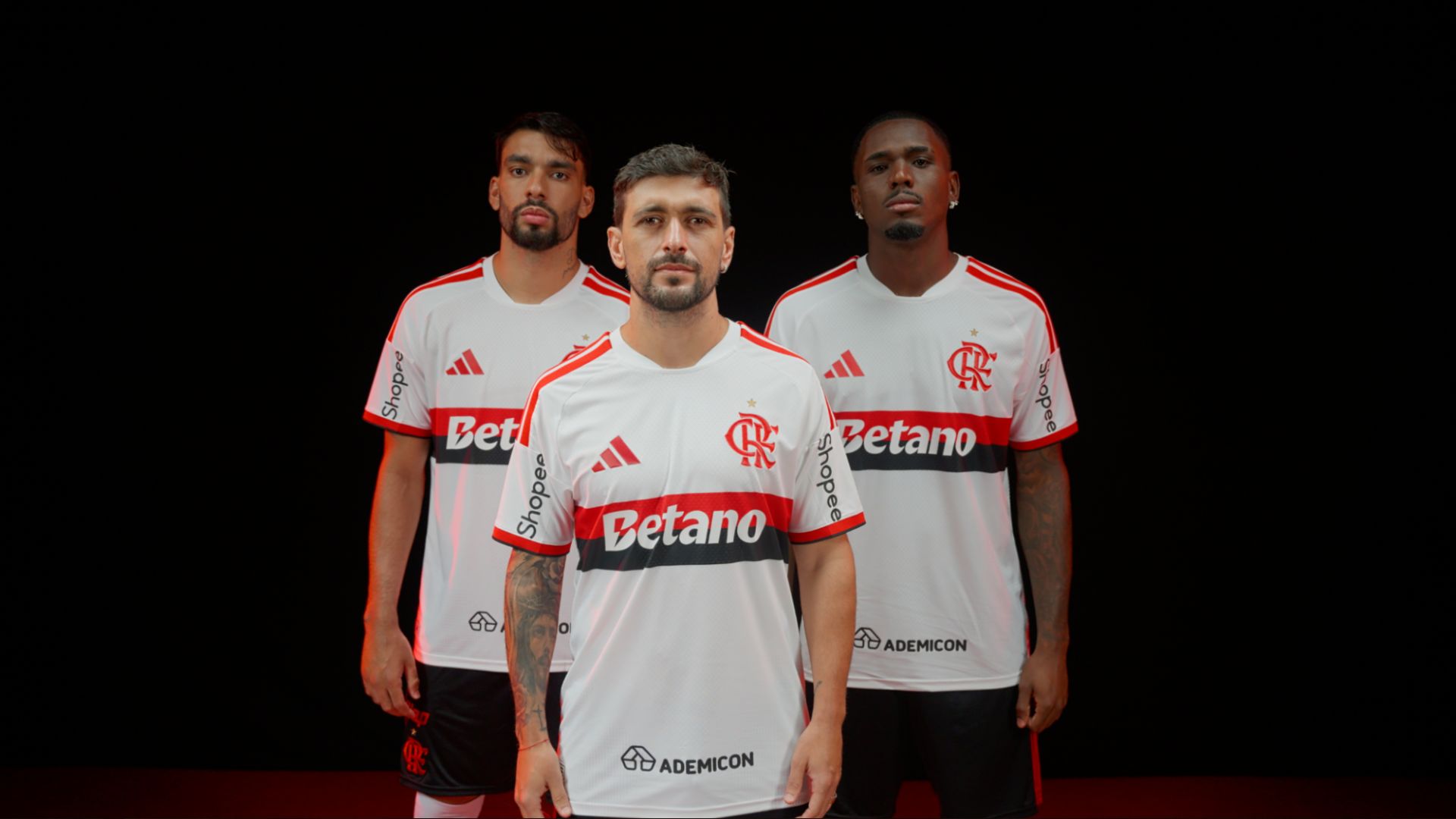 Flamengo aposenta camisa 2 e reposiciona uniforme branco como protagonista