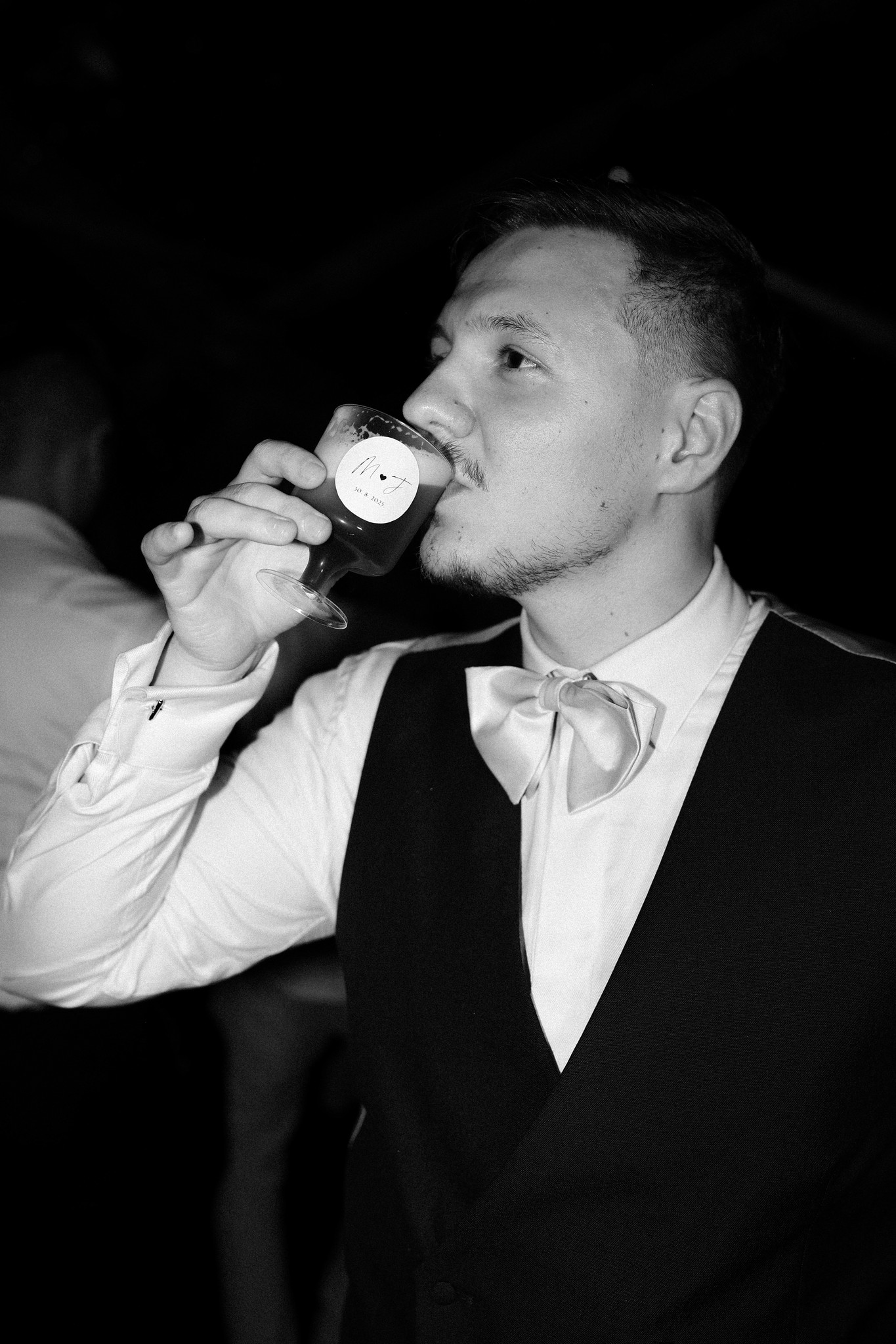 kava i svadba, espresso martini, mladenac pije espresso martini