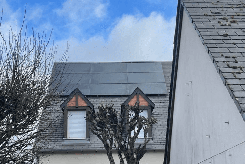 Photo d'une maison à Blois en France équipée de panneaux photovoltaïques dont l'installation a été faite par Solarock.