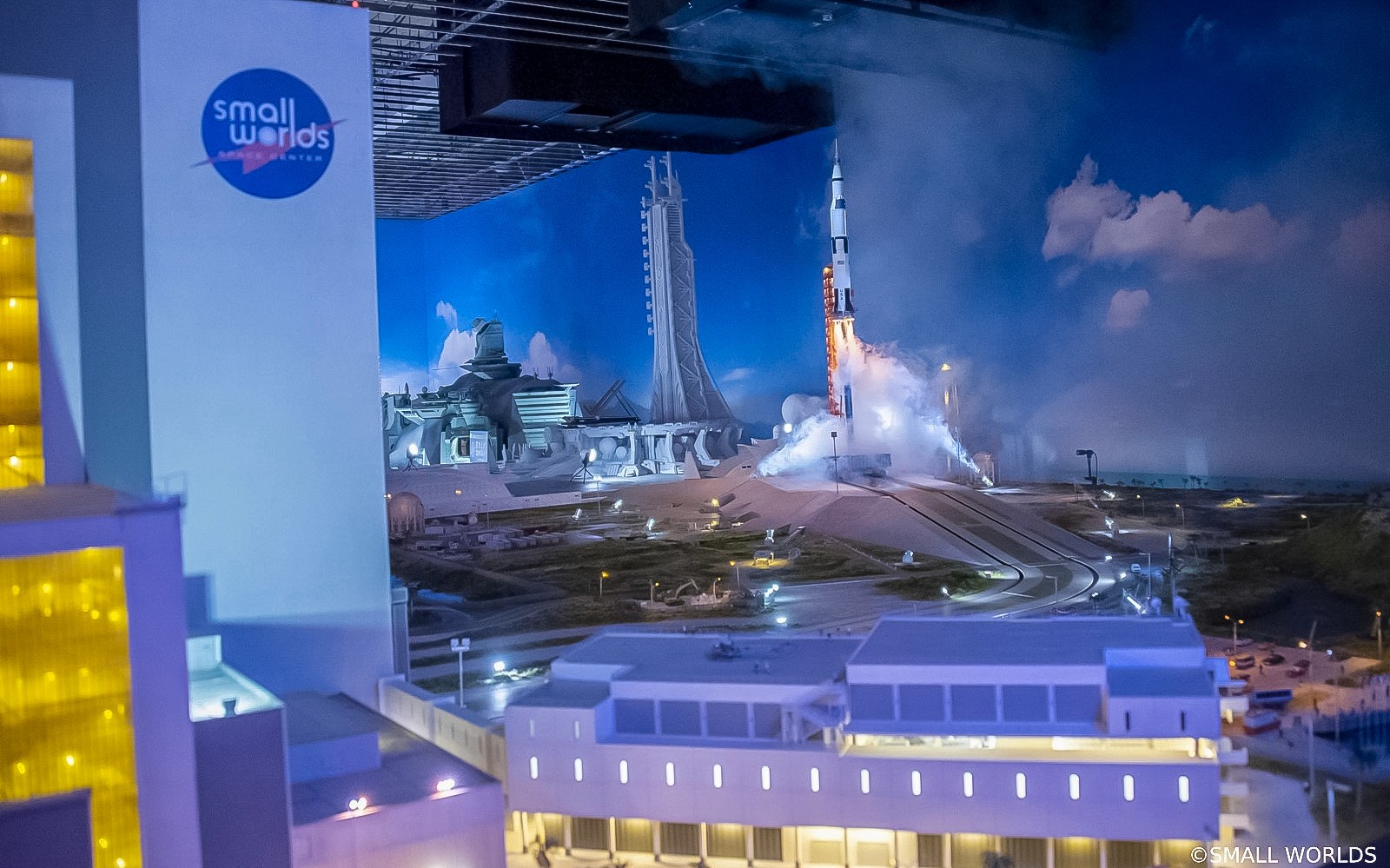 Maqueta en miniatura del paisaje urbano de Tokio en Small Worlds Tokyo, que muestra detalles urbanos intrincados.