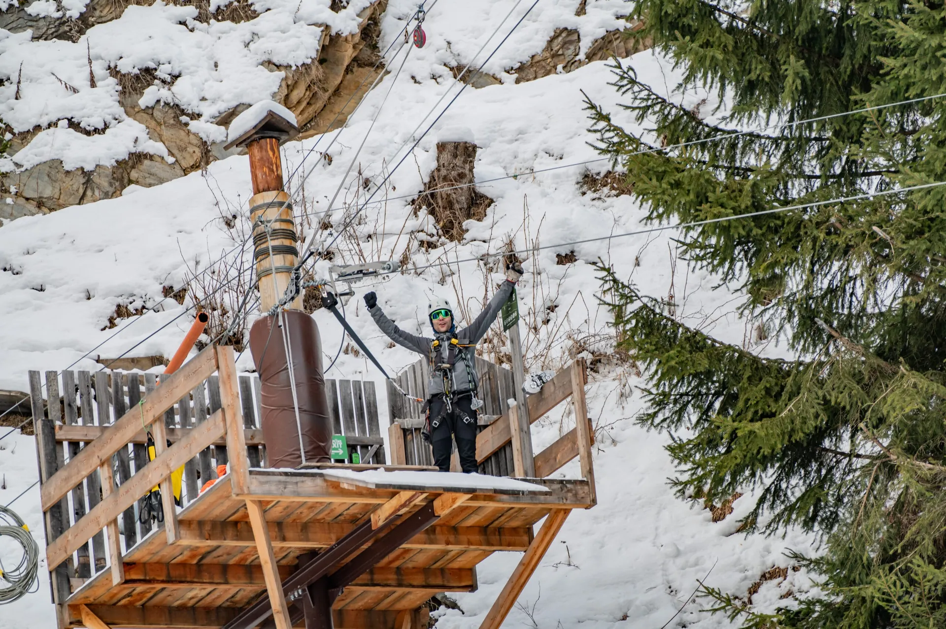 Piattaforma della zipline in inverno con neve fresca