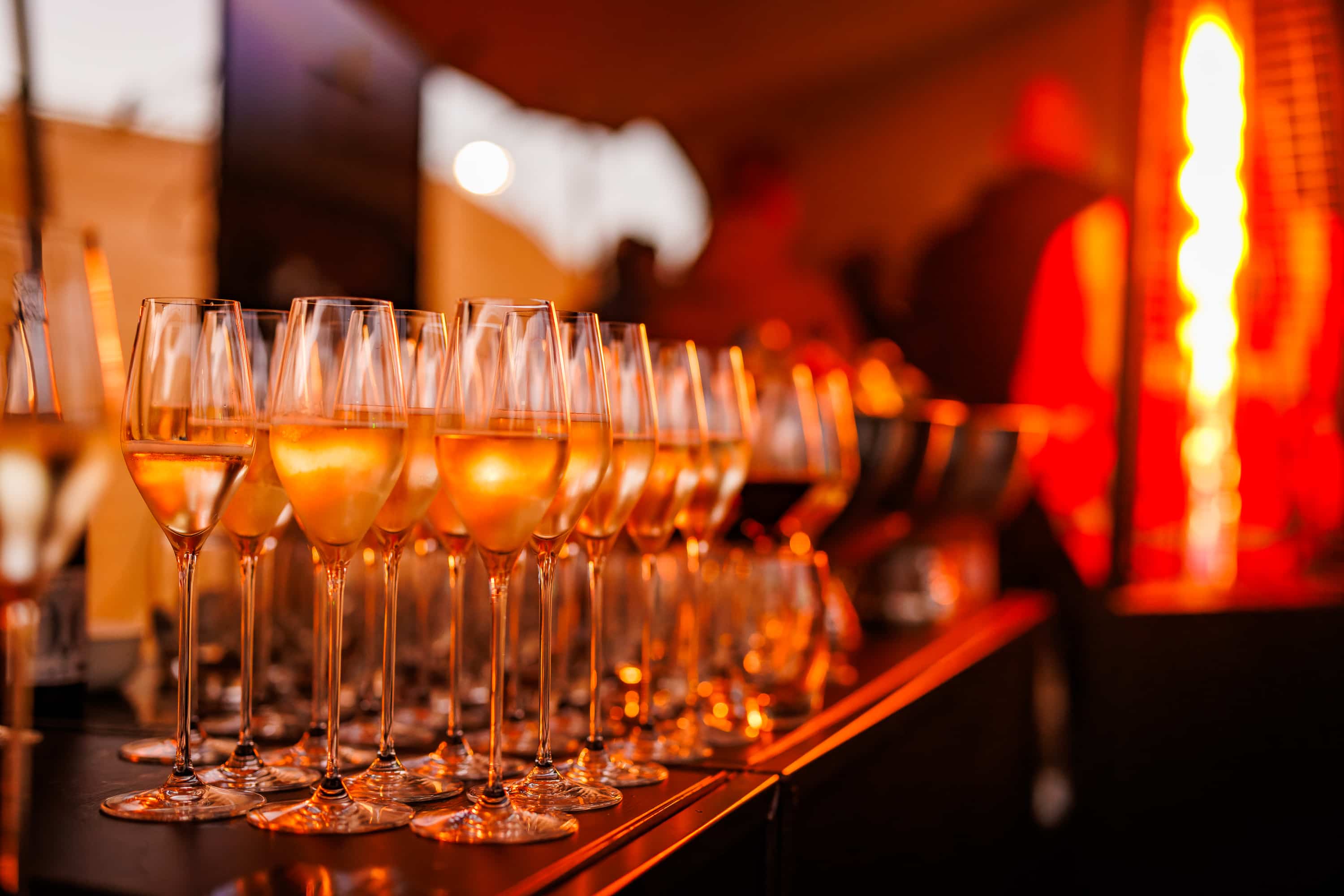 Stijlvolle champagne service en glaswerk tijdens high-end event catering