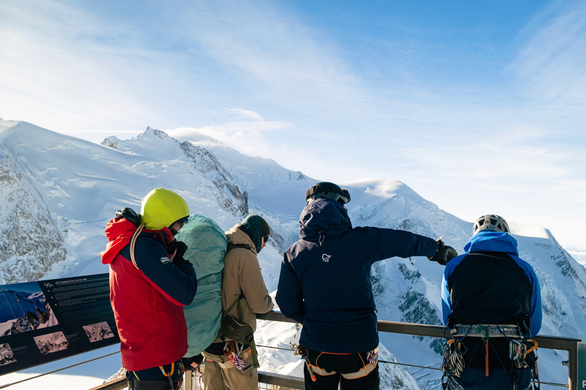 Trois athlètes Julbo courant sur une crête de montagne dans le cadre du projet Draw the Line