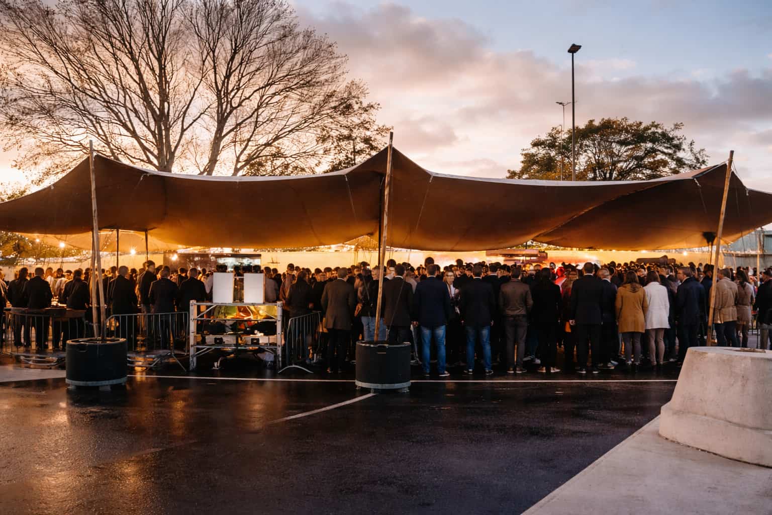 Event catering in Amsterdam met gasten onder stretchtent tijdens outdoor evenement