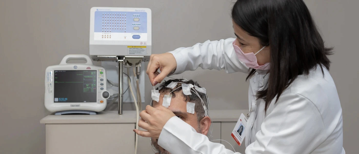 Sala de comando do Centro de Epilepsia com monitores de EEG em tempo real, Hospital Santa Lúcia Sul