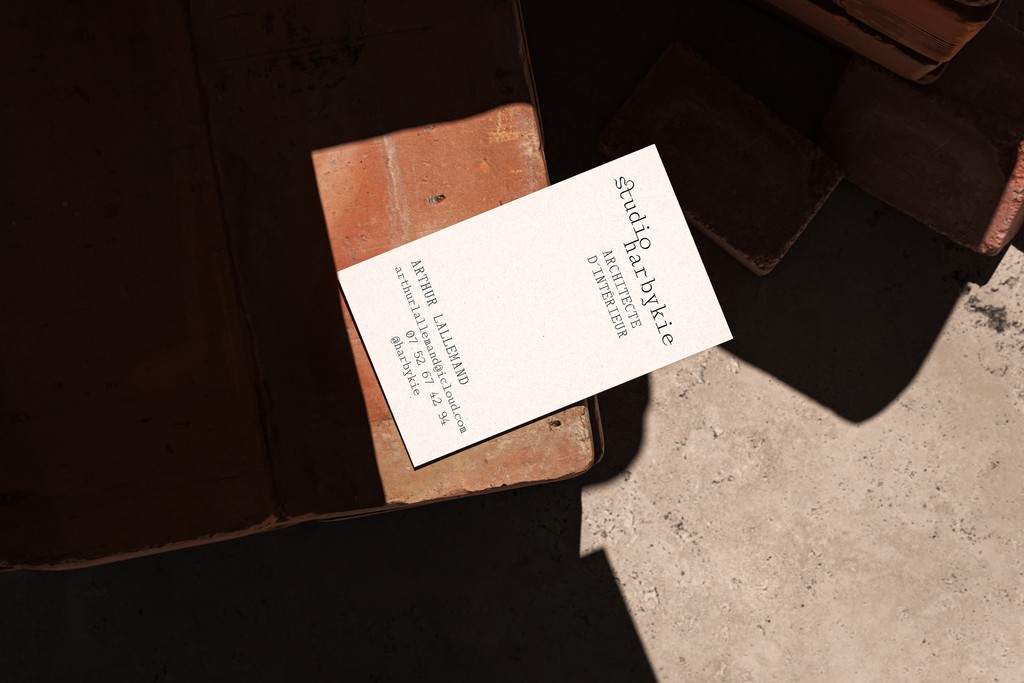 Carte de visite du restaurant Au fil du goût, mettant en avant un design graphique épuré, moderne et élégant. Composition harmonieuse avec typographie claire et identité visuelle cohérente.