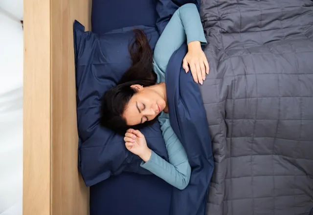 Calm person sleeping with a moon icon, highlighting ashwagandha's potential support for sleep quality and sleep onset.