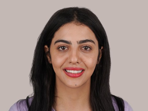 Makroaufnahme von Keramikveneers mit natürlichem Lichtspiel